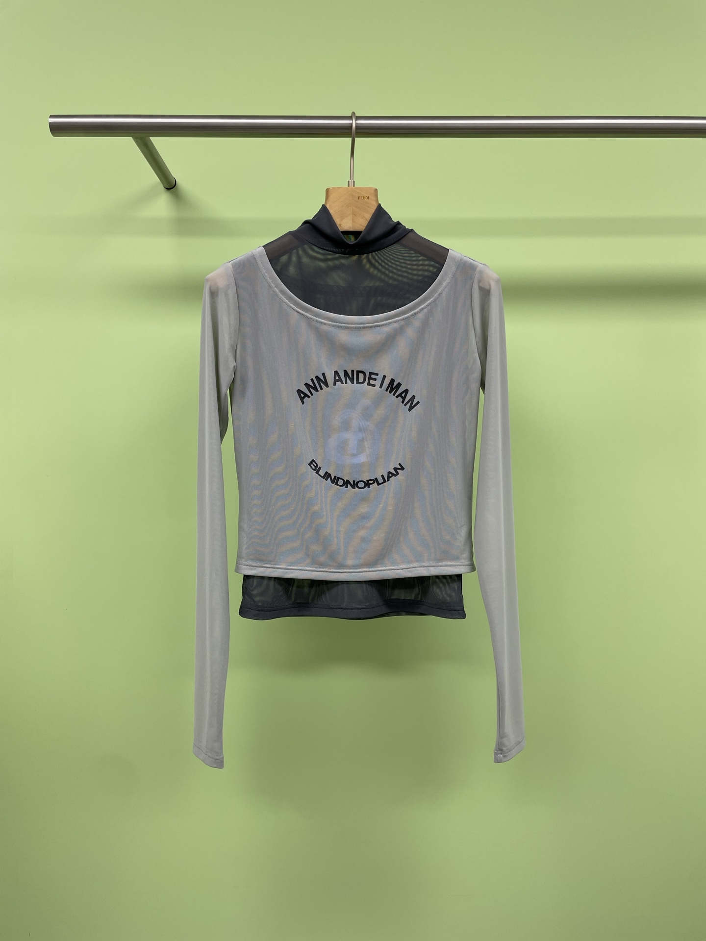 NO:420630,ANN ANDELMAN 2025 spring and summer new mesh fake two-piece long-sleeved base shirt, Grey, Piyou, Yi Mengling, Paris street performing fashionable outfits in early spring. The beauties are really pleasing to the eye. One-shoulder has been very popular last year. This year is still onepick for fashionists. Who doesn’t love the casual sense of fashion? Different types of items are mixed and matched together, and the blogger flavor will come out immediately. There is no limit on the outfit. Learn it quickly. In order to make the charming mesh more daily, it is made of different materials splicing design, which is more pioneering, skin-friendly, and cool and comfortable. However, it is as thin as a cicada wing, and the layering and alternating add a few hazy colors. Sweet and spicy and cool and handsome are perfectly integrated. Whether it is shooting an atmosphere blockbuster indoors or popping the streets, this outfit can easily become the focus. SML, alexander wang19860909ANN ANDELMAN2025春夏新款网纱假两件长袖打底衫,腻腻、痞幼、易梦玲巴黎街头演绎早春时髦穿搭,美女们实在养眼,一字肩去年开始就大热,今年依旧是时髦精们的onepick ,谁不爱不经意的时髦感呢,不同类型的单品混搭到一起,博主味立马就出来了,穿搭不设限,赶紧学起来,为了让迷人网纱变得更日常,进行异料拼接设计,更具先锋感,亲肤度满分,凉爽舒适和夏天再适配不过,薄如蝉翼,层叠交替增加几分朦胧色彩,,甜辣与酷帅完美融合,无论是在室内拍氛围感大片,还是出街炸街,这套穿搭都能让你轻松成为焦点. 码数SML,,alexander wang,Women's clothing