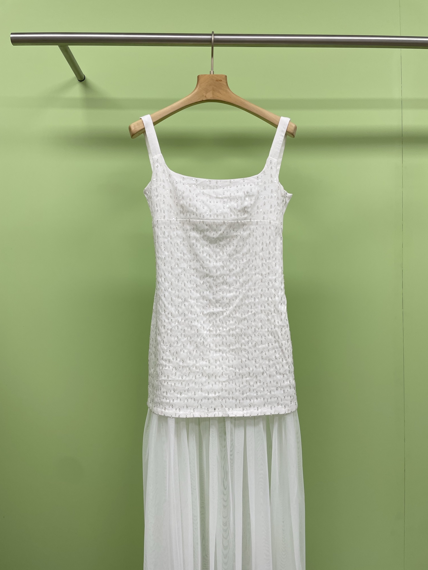 NO:420649,ODTD2025 spring and summer new three-dimensional bead tube embroidery spliced ​​tulle dress, the upper part of the three-dimensional bead tube embroidery is exquisitely shiny, and the lower part of the light gauze skirt is spliced, flowing and agile while walking, and the atmosphere is directly grasped. The three-dimensional bead tube embroidery reflects a delicate luster in the sunlight. The light tulle and agile embroidery bring a soft touch like the morning breeze. It is the pure white with a cool temperament.  The sleeveless design reveals the slender arms. It is super refreshing to wear in summer. The hem of the skirt is light and flexible, and it is fashionable to walk. When you are on vacation, you will wear straw hats and sandals and carry a straw bag. The atmosphere at the beach is full. When you commute, you will wear a small suit and wear a pair of leather shoes. It is capable and elegant. You usually wear canvas shoes and carry a burlap bag when you go out. It is a literary and artistic feeling. This little white dress is simply a treasure, with a variety of styles and looks good no matter how you wear it. It is a must-have for a wardrobe.  SML, sandals, espadrilles, skirts, business suit, hats, alexander wang19860909ODTD2025春夏新款立体珠管刺绣拼接薄纱连衣长裙,上半部分立体珠管刺绣,精致得闪闪发光,下半部分轻盈的纱裙拼接,走动间飘逸灵动,氛围感直接拿捏,立体珠管刺绣在阳光下折射出细腻光泽,轻盈薄纱叠加灵动刺绣,带来如晨风般的柔和触感,它是那种纯净的白色,自带清冷气质,无袖设计露出纤细手臂,夏天穿超清爽,裙摆的拼接轻盈灵动,走路都带风,度假时搭配草编帽和凉鞋,再拎个草编包,海边氛围感拉满,通勤就套上小西装,踩双皮鞋,干练又优雅,平时出门穿帆布鞋,背麻布袋,文艺感爆棚,这条小白裙简直是宝藏,风格百变,怎么穿都好看,妥妥的衣橱必备. 码数SML,,sandals,espadrilles,skirts,business suit,hats,alexander wang,Women's clothing