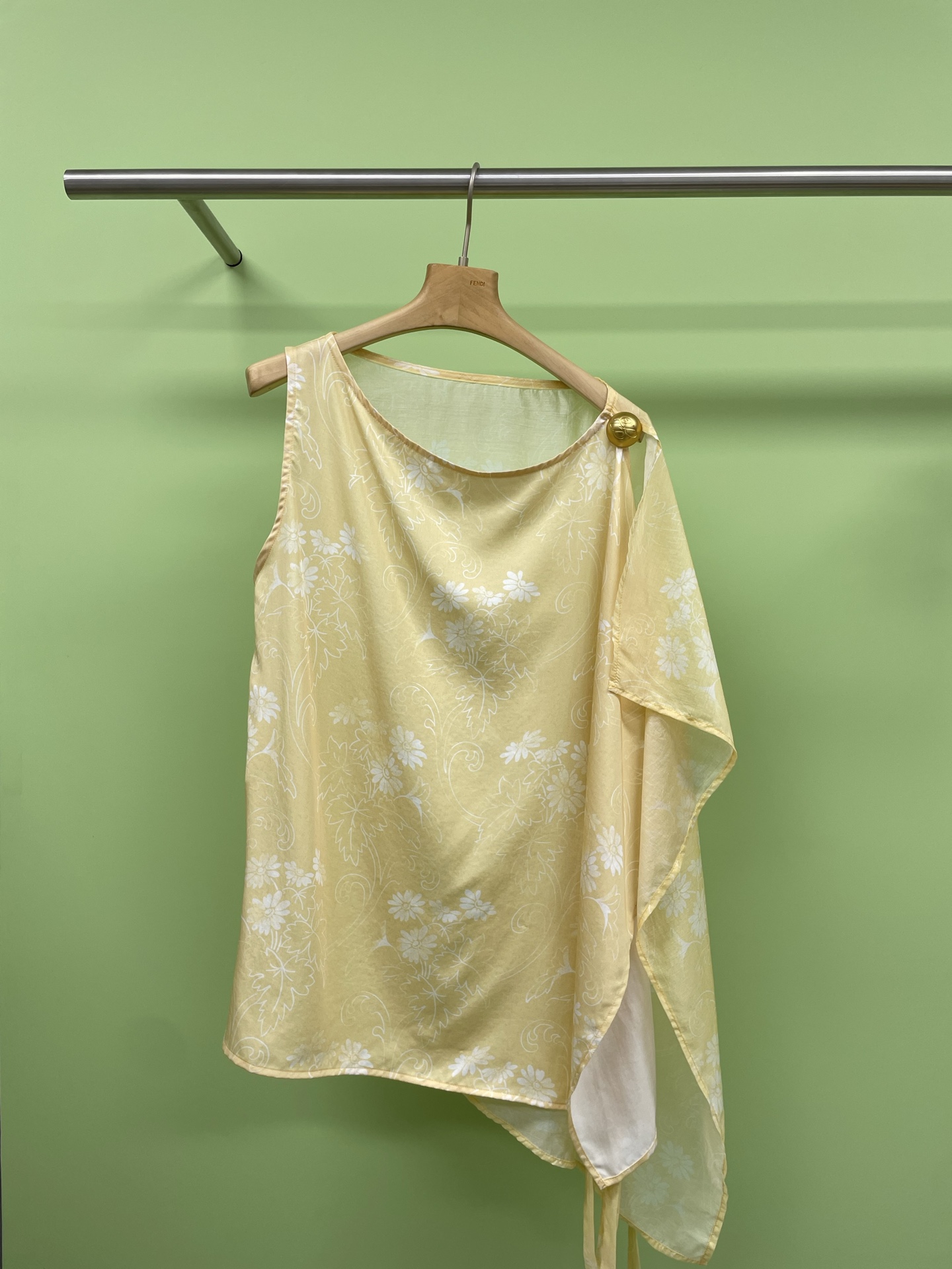 NO:420668,ODTD 25 spring and summer yellow original printed irregular dress, sunset yellow skirt, the seaside is beautiful, this yellow is too similar to the color of the sunset. It is like wearing it like draping the warm sunset on your body, energetic and dazzling, the irregular design is so unique, breaking the convention, moving smart and elegantly, it is simply a unique landscape by the sea, the loose round neck sleeveless vest style is comfortable and comfortable, and it also has a lazy vacation atmosphere. Whether it is blowing the sea breeze or stepping on the waves, it is very suitable. This skirt is simple but full of tricks, and it is unremarkable in the afterglow of the sunset. What do you think it is wearing on the beach?  SML, skirts, alexander wang19860909ODTD 25春夏黄色原创印花不规则连衣裙,落日黄裙,海边美炸了,这个黄色也太像落日的颜色了吧,穿上它就像把温暖的夕阳披在身上,活力又耀眼,不规则的设计好有个性,打破常规,走动起来灵动飘逸,在海边简直是一道独特的风景线,宽松的圆领无袖背心款式,舒适又自在,还带着慵懒的度假氛围,无论是吹海风还是踩浪花都超合适,这条裙子简约却又充满小心机,在落日余晖下美得不像话,大家觉得它在海滩穿咋样？ 码数SML,,skirts,alexander wang,Women's clothing