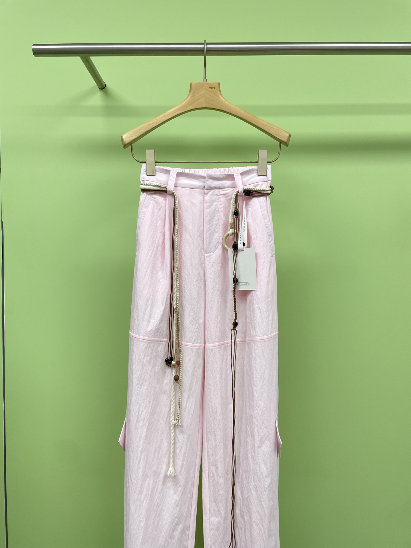 NO:420690,ODTD new product 2025 midsummer capsule fashionable light pink cotton casual work pants. For small girls, please weld this pair of pink work pants on your legs. The little sisters are blessed. This pair of pink work pants is simply the ceiling that makes you look taller and slimmer. Macaron pink is gentle and fresh, with a sweet filter, which easily bids farewell to the passerby. The high waist lengthens the waistline. The three-dimensional cutting of the trouser legs cleverly modifies the leg shape. After wearing it, the flesh is hidden.  It has to be tight, with thin and long legs, and a small person can also have a 2.8-meter-high aura. The classic multi-pocket design in the workwear style is not only practical, but also adds a bit casual and handsome, fashionable UP. It is paired with a short top in daily life to easily create a golden ratio of 300% and 70% of the golden ratio. Moreover, this pink color does not pick the skin tone at all, but it looks quite tender. It is also a street-like feeling with a belt accessories, and it is very personalized and refreshing. It is very suitable for summer outfits.  SML, gold, alexander wang19860909ODTD新品2025盛夏胶囊时尚淡粉色棉质休闲工装裤,小个子女生请把这条粉色工装裤焊在腿上,小个子的姐妹们有福啦,这条粉色工装裤简直是显高显瘦界的天花板,马卡龙粉色,温柔又清新,自带甜美滤镜,轻松告别路人感,高腰拉长腰线,裤腿的立体裁剪巧妙修饰腿型,穿上后,肉肉被藏得严严实实,腿又细又长,小个子也能气场两米八,工装风经典的多口袋设计,不仅实用,还增添了几分随性帅气,时髦度UP,日常配上短款上衣,轻松打造三七分黄金比例,而且这个粉色完全不挑肤色,倒是挺显嫩的,再搭配腰带小配件整个街头感十足,个性又清爽,是很适合夏天出街的穿搭啦. 码数SML,,gold,alexander wang,Women's clothing