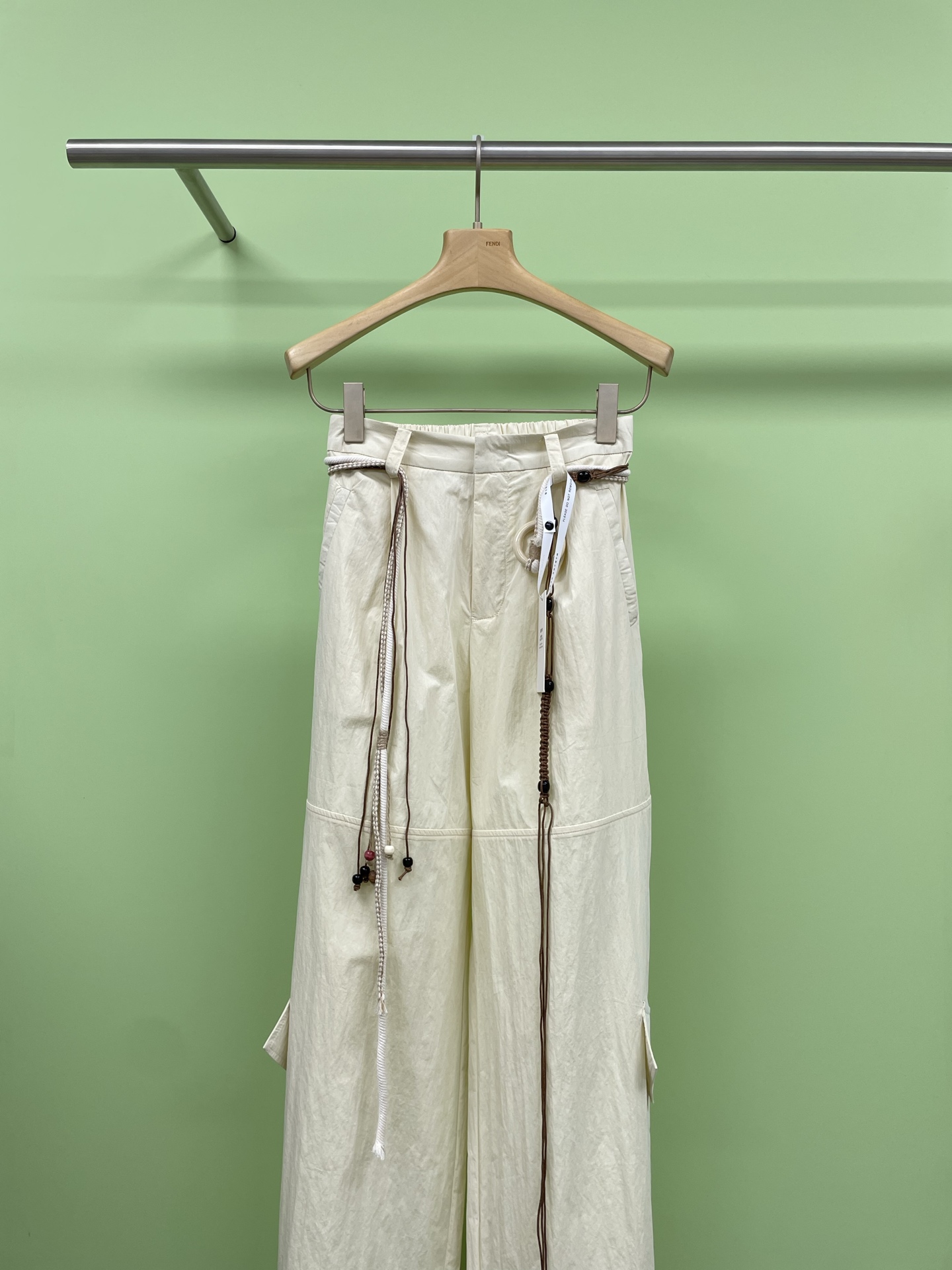 NO:420707,ODTD new product 2025 midsummer capsule fashionable light pink cotton casual work pants. For small girls, please weld this pair of pink work pants on your legs. The little sisters are blessed. This pair of pink work pants is simply the ceiling that makes you look taller and slimmer. Macaron pink is gentle and fresh, with sweet filters, which can easily say goodbye to the passers-by. The high waist lengthens the waistline. The three-dimensional cutting of the trouser legs cleverly modifies the leg shape. After wearing it, the flesh is hidden.  It has to be tight, with thin and long legs, and a small person can also have a 2.8-meter-high aura. The classic multi-pocket design in the workwear style is not only practical, but also adds a bit casual and handsome, fashionable UP. It is paired with a short top in daily life to easily create a 30-minute golden ratio. Moreover, this pink color is not picky at all, but it looks quite tender. It is paired with a small belt accessories, and the whole street feel is full, and it is refreshing. It is very suitable for summer outfits.  SML, gold, alexander wang19860909ODTD新品2025盛夏胶囊时尚淡粉色棉质休闲工装裤,小个子女生请把这条粉色工装裤焊在腿上,小个子的姐妹们有福啦,这条粉色工装裤简直是显高显瘦界的天花板,马卡龙粉色,温柔又清新,自带甜美滤镜,轻松告别路人感,高腰拉长腰线,裤腿的立体裁剪巧妙修饰腿型,穿上后,肉肉被藏得严严实实,腿又细又长,小个子也能气场两米八,工装风经典的多口袋设计,不仅实用,还增添了几分随性帅气,时髦度UP,日常配上短款上衣,轻松打造三七分黄金比例,而且这个粉色完全不挑肤色,倒是挺显嫩的,再搭配腰带小配件整个街头感十足,个性又清爽,是很适合夏天出街的穿搭啦. 码数SML,,gold,alexander wang,Women's clothing