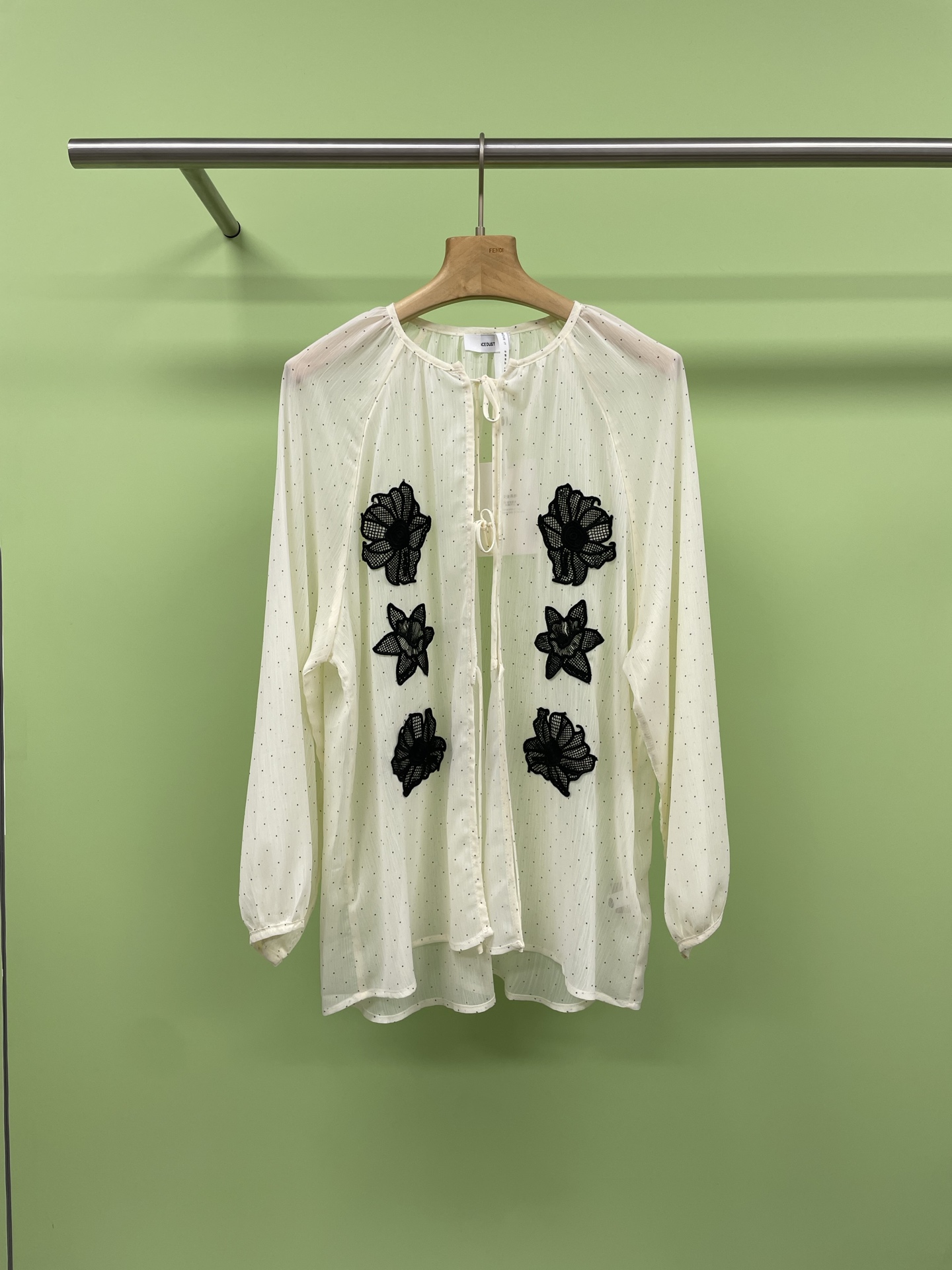 NO:420726,ICE DUST's new 2025 spring and summer fashion flower embroidered mesh long-sleeved shirt, with thin and transparent tile embroidered with exquisite black flowers, which seems to tell the low-key luxury. The black tone of the inner and trousers is calm and mysterious. The inadvertent fashion attitude is a perfect interpretation of one's own style. It has fallen into the flower embroidery shirt at a glance and has a new height of beauty. The exquisite flower embroidery,  Every needle and thread tells about romance, the upper body is comfortable and high-end, and the daily and relaxed set is lazy suit. The upper body is really comfortable. The small round neck lantern sleeve embroidery plus the same series of shorts or skirts. It is inclusive and strongly covered with the span to make it look slimming and long legs. The pear-shaped figure should not be too friendly and the matching is very convenient. When you don’t know what to wear, it is very suitable for people who are confused about what to wear every day when going out. The fabric is very comfortable to wear, and it is casual and fashionable, adding a bit of elegant temperament and easily start a romantic outfit journey. SML, skirts, shorts, alexander wang19860909ICE DUST新品2025春夏时尚花朵刺绣网纱长袖小衫,轻薄透纱点缀着精致黑花,似在诉说低调的奢华,内搭与长裤的黑色调沉稳又神秘,不经意间流露的时尚态度,是对自我风格的完美诠释,一眼沦陷花朵刺绣小衫美出新高度,精致的花朵刺绣, 一针一线都在诉说着浪漫,上身舒适又高级,日常又松驰的一套套装懒人套装,上身真的很舒服,小圆领灯笼袖刺绣上加同系列短裤或半裙,包容性强遮跨显瘦显腿长,梨形身材不要太友好,搭配又很方便,不知道穿什么的时候直接一整套穿走,出去旅游通勤都很合适,太适合每天出门都纠结穿什么的人啦,面料贴身穿超舒服,随便搭都是随性时髦范,增添了几分优雅气质,轻松开启浪漫穿搭之旅.码数SML,,skirts,shorts,alexander wang,Women's clothing