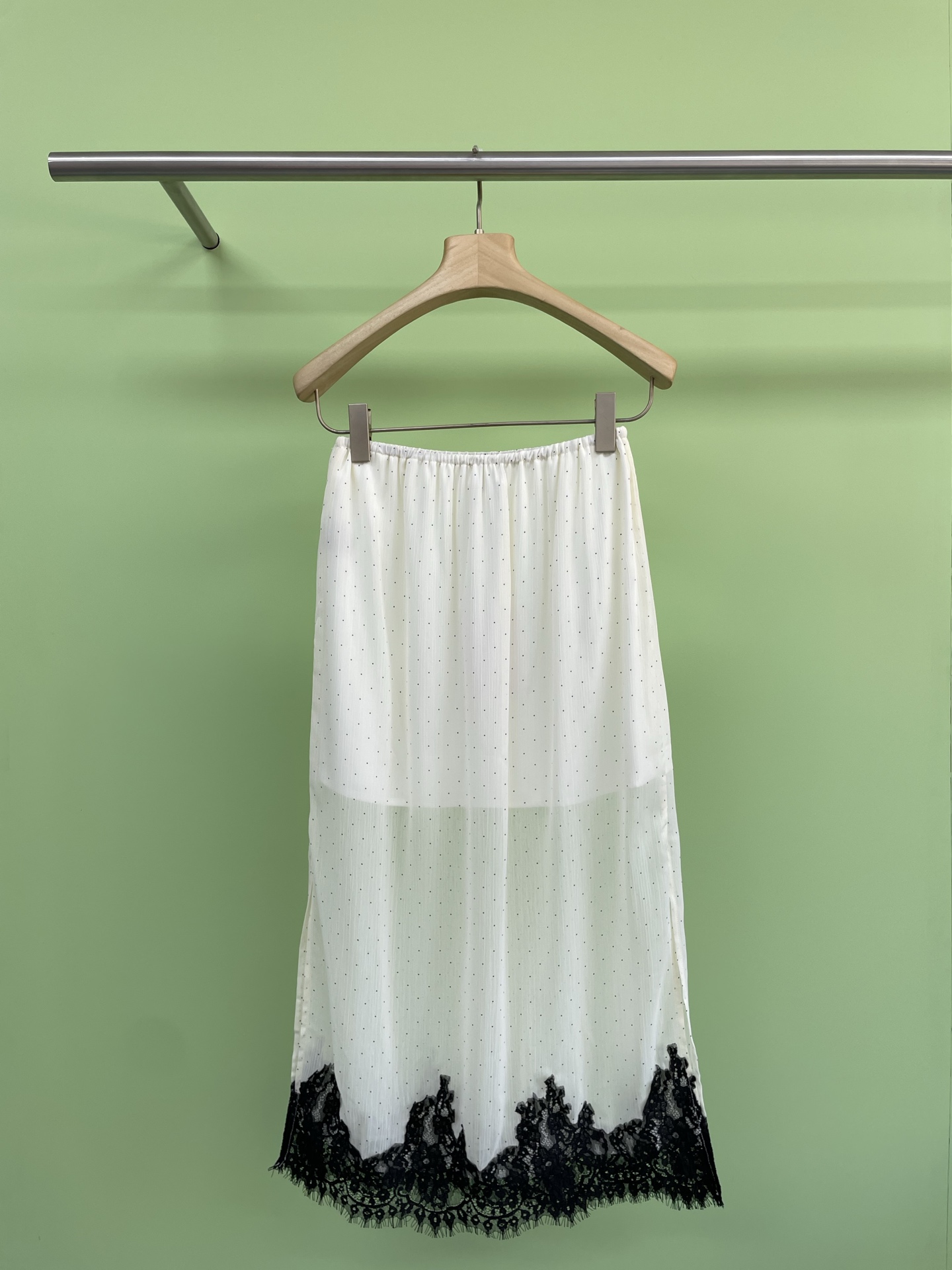 NO:420745,ICE DUST's new product 2025 spring and summer fashion flower embroidered mesh shorts, the thin and translucent tile is embroidered with exquisite black flowers, which seems to be telling the low-key luxury. The black tone of the inner and trousers is calm and mysterious. The inadvertent fashion attitude is a perfect interpretation of one's own style. It has fallen into the flower embroidery shirt at a glance and reaches a new level of beauty. The exquisite flower embroidery,  Every needle and thread tells about romance, the upper body is comfortable and high-end, and the daily and relaxed, the lazy suit is really comfortable. The upper body is really comfortable. The small round neck lantern sleeve embroidery plus the same series of shorts or skirts. It is inclusive and strongly covered with the span to make the legs look slimming and long. The pear-shaped figure is not too friendly and the matching is very convenient. When you don’t know what to wear, it is very suitable for people who are confused about what to wear every day when going out. The fabric is very comfortable to wear, and it is casual and fashionable, adding a bit of elegant temperament and easily start a romantic outfit journey. SML long skirt, skirts, shorts, alexander wang19860909ICE DUST新品2025春夏时尚花朵刺绣网纱短裤,轻薄透纱点缀着精致黑花,似在诉说低调的奢华,内搭与长裤的黑色调沉稳又神秘,不经意间流露的时尚态度,是对自我风格的完美诠释,一眼沦陷花朵刺绣小衫美出新高度,精致的花朵刺绣, 一针一线都在诉说着浪漫,上身舒适又高级,日常又松驰的一套套装懒人套装,上身真的很舒服,小圆领灯笼袖刺绣上加同系列短裤或半裙,包容性强遮跨显瘦显腿长,梨形身材不要太友好,搭配又很方便,不知道穿什么的时候直接一整套穿走,出去旅游通勤都很合适,太适合每天出门都纠结穿什么的人啦,面料贴身穿超舒服,随便搭都是随性时髦范,增添了几分优雅气质,轻松开启浪漫穿搭之旅.码数SML 长半裙,,skirts,shorts,alexander wang,Women's clothing