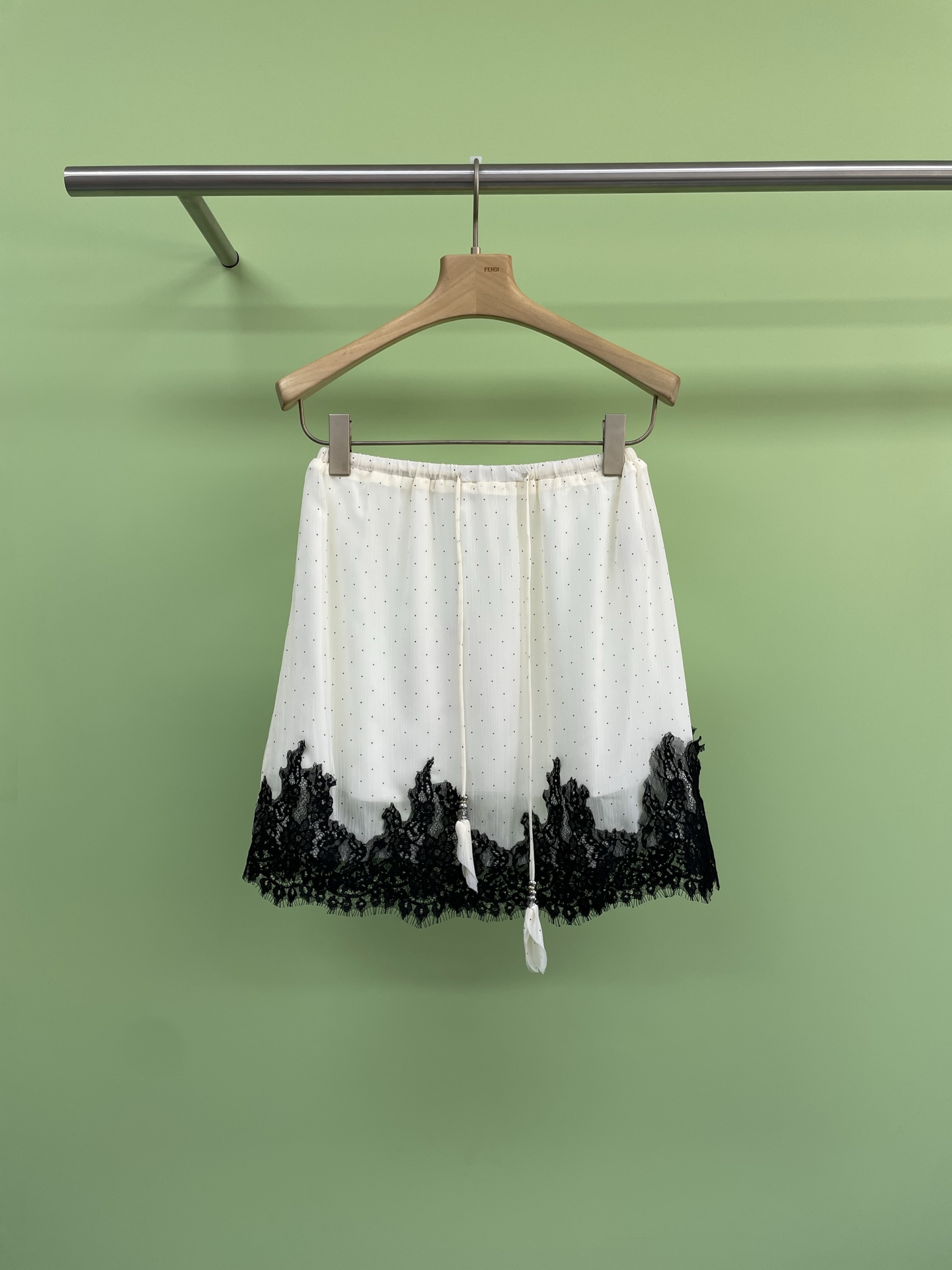 NO:420761,ICE DUST's new product 2025 spring and summer fashion flower embroidered mesh shorts, the thin and translucent tile is embroidered with exquisite black flowers, which seems to be telling the low-key luxury. The black tone of the inner and trousers is calm and mysterious. The inadvertent fashion attitude is a perfect interpretation of one's own style. It has fallen into the flower embroidery shirt at a glance and reaches a new level of beauty. The exquisite flower embroidery,  Every needle and thread tells about romance, the upper body is comfortable and high-end, and the daily and relaxed set is lazy suit. The upper body is really comfortable. The small round neck lantern sleeve embroidery plus the same series of shorts or skirts. It is inclusive and strongly covered with the span to make it look slimming and long legs. The pear-shaped figure should not be too friendly and the matching is very convenient. When you don’t know what to wear, it is very suitable for people who are confused about what to wear every day when going out. The fabric is very comfortable to wear, and it is casual and fashionable, adding a bit of elegant temperament and easily start a romantic outfit journey. SML short skirt, skirts, shorts, alexander wang19860909ICE DUST新品2025春夏时尚花朵刺绣网纱短裤,轻薄透纱点缀着精致黑花,似在诉说低调的奢华,内搭与长裤的黑色调沉稳又神秘,不经意间流露的时尚态度,是对自我风格的完美诠释,一眼沦陷花朵刺绣小衫美出新高度,精致的花朵刺绣, 一针一线都在诉说着浪漫,上身舒适又高级,日常又松驰的一套套装懒人套装,上身真的很舒服,小圆领灯笼袖刺绣上加同系列短裤或半裙,包容性强遮跨显瘦显腿长,梨形身材不要太友好,搭配又很方便,不知道穿什么的时候直接一整套穿走,出去旅游通勤都很合适,太适合每天出门都纠结穿什么的人啦,面料贴身穿超舒服,随便搭都是随性时髦范,增添了几分优雅气质,轻松开启浪漫穿搭之旅.码数SML 短半裙,,skirts,shorts,alexander wang,Women's clothing