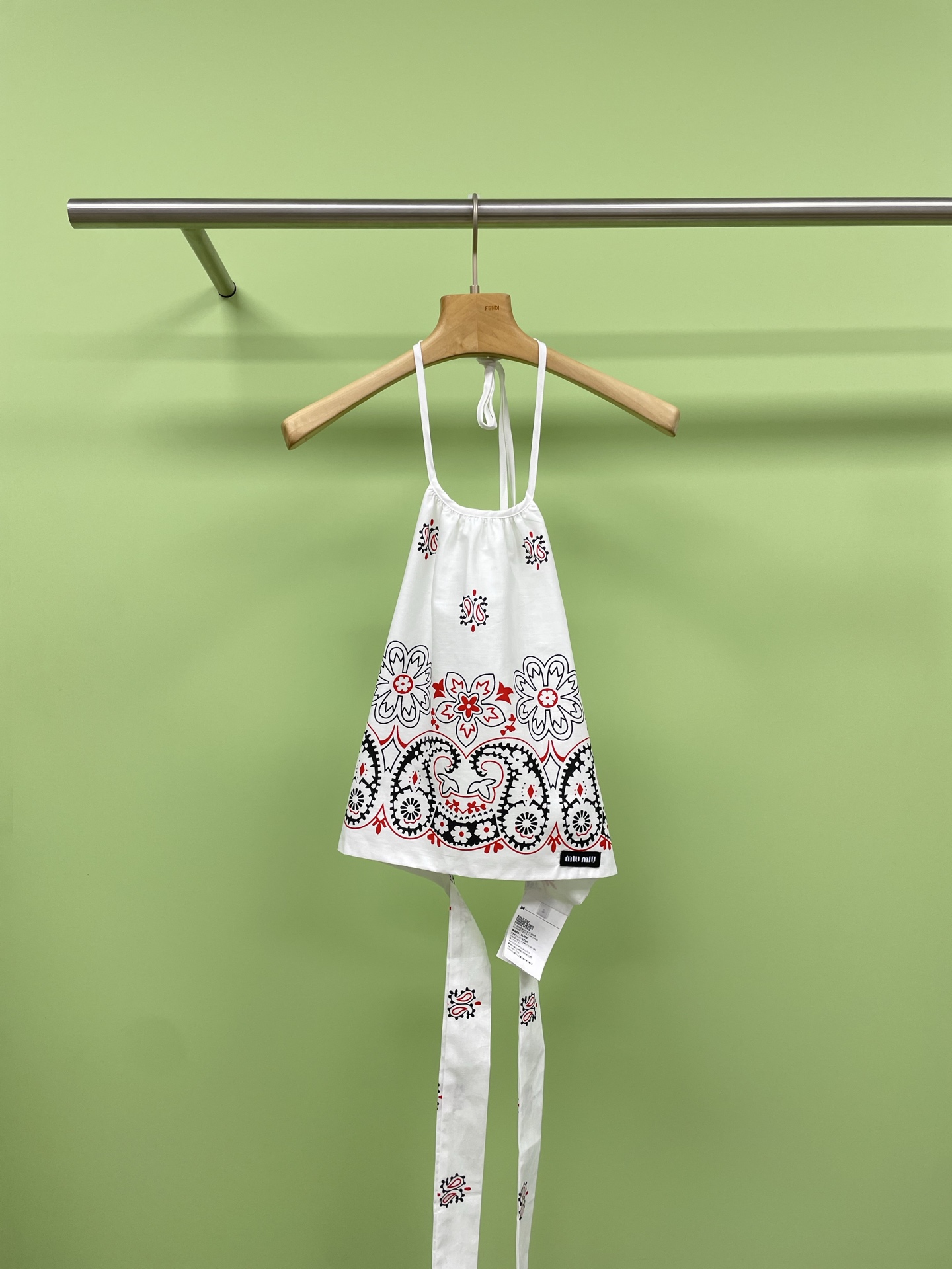 NO:420779,MiuMiu2025 spring and summer new printed halter vest skirt suit, recommended for summer must-have high-end cool suit, this white two-piece set is really the perfect choice for summer. The top is a simple strapless design, revealing the collarbone and arm lines, which makes it look slim and sexy. It is paired with a short skirt in the same color. The skirt is loose and flowing, and walks with a style, which easily creates an elegant temperament. The cashew print on the body is the finishing touch, adding a sense of layering and fashion, perfect waist-tightening, making it look taller and thin. It is paired with woven sandals in the same color. The overall shape is both unified and detailed, casual and advanced, suitable for all kinds of summer dates and outings. Plus a thick chain necklace, instantly enhances the texture and full of aura. This outfit is simple but not lacks style. It is highly recommended for everyone to buy it, and you must wear it beautifully in summer. SML  Top, miumiu, slippers, skirts, necklace, alexander wang19860909MiuMiu2025春夏新款印花挂脖背心半裙套装,夏日必备高级感清凉套装推荐,这套白色两件套真的是夏天的完美选择,上衣是简约的抹胸设计,露出锁骨和手臂线条,超级显瘦又性感,搭配同色系短裙,裙摆宽松飘逸,走路带风,轻松打造优雅气质,身上的腰果印花是点睛之笔,增添了层次感和时尚感,完美收腰,显高显瘦不在话下,配上同色系编织凉拖鞋,整体造型既统一又有细节感,休闲又高级,适合各种夏日约会和出游,再加上一条粗链条项链,瞬间提升质感,气场满满,这套穿搭简单却不失格调,强烈推荐给大家入手,夏天就要美美地穿出门. 码数SML 上衣,,miumiu,slippers,skirts,necklace,alexander wang,Women's clothing