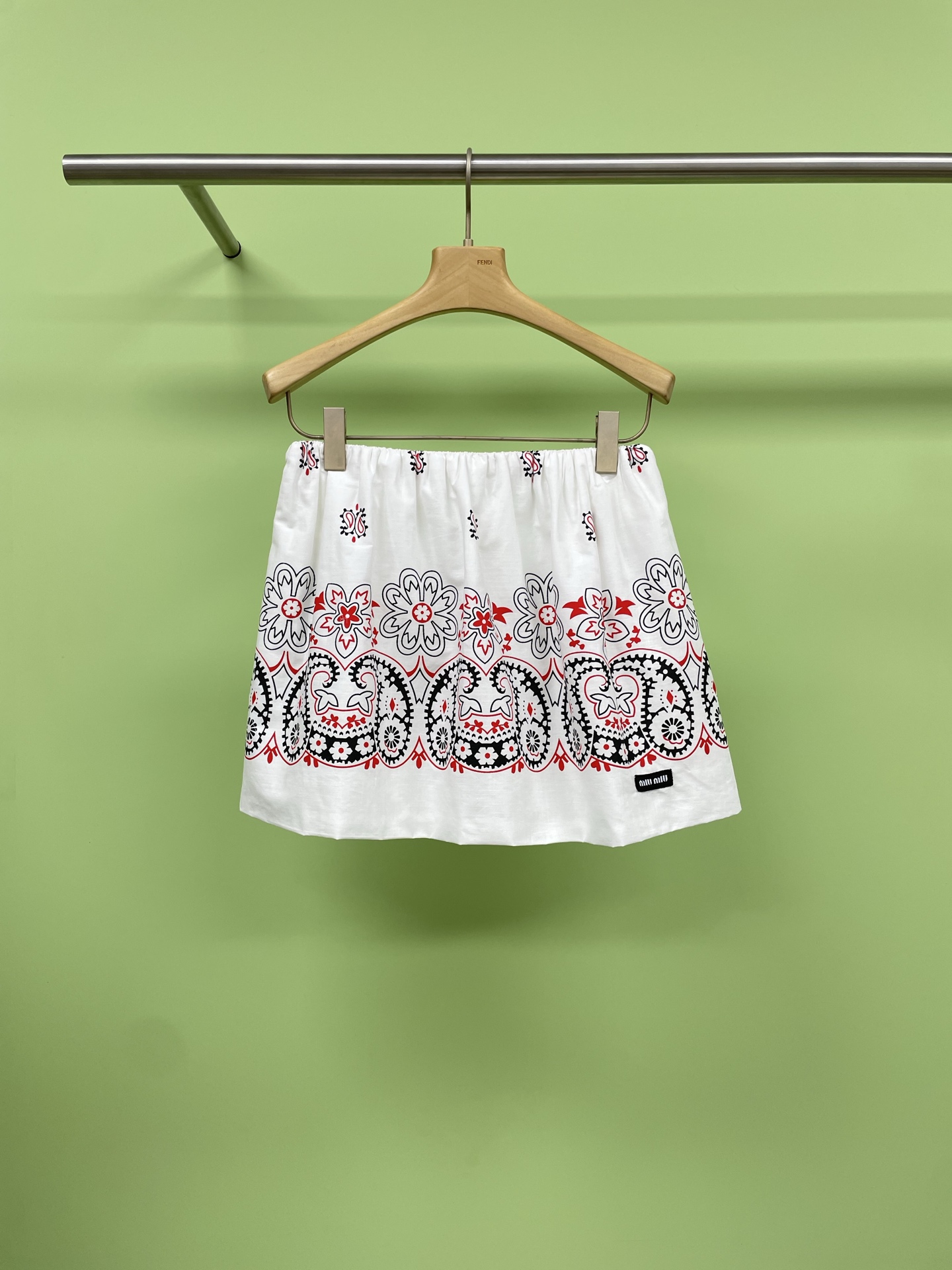 NO:420788,MiuMiu2025 spring and summer new printed halter vest skirt suit, recommended for summer must-have high-end cool suit, this white two-piece set is really the perfect choice for summer. The top is a simple strapless design, revealing the collarbone and arm lines, which makes it look slim and sexy. It is paired with a short skirt in the same color. The skirt is loose and flowing, and walks with a style, which easily creates an elegant temperament. The cashew print on the body is the finishing touch, adding a sense of layering and fashion, perfect waist-tightening, making it look taller and thin. It is paired with woven sandals in the same color. The overall shape is both unified and detailed, casual and advanced, suitable for all kinds of summer dates and outings. Plus a thick chain necklace, instantly enhances the texture and full of aura. This outfit is simple but not lacks style. It is highly recommended for everyone to buy it, and you must wear it beautifully in summer. SML  skirt, miumiu slippers skirts, necklace, alexander wang19860909MiuMiu2025春夏新款印花挂脖背心半裙套装,夏日必备高级感清凉套装推荐,这套白色两件套真的是夏天的完美选择,上衣是简约的抹胸设计,露出锁骨和手臂线条,超级显瘦又性感,搭配同色系短裙,裙摆宽松飘逸,走路带风,轻松打造优雅气质,身上的腰果印花是点睛之笔,增添了层次感和时尚感,完美收腰,显高显瘦不在话下,配上同色系编织凉拖鞋,整体造型既统一又有细节感,休闲又高级,适合各种夏日约会和出游,再加上一条粗链条项链,瞬间提升质感,气场满满,这套穿搭简单却不失格调,强烈推荐给大家入手,夏天就要美美地穿出门. 码数SML 半裙,,miumiu,slippers,skirts,necklace,alexander wang,Women's clothing