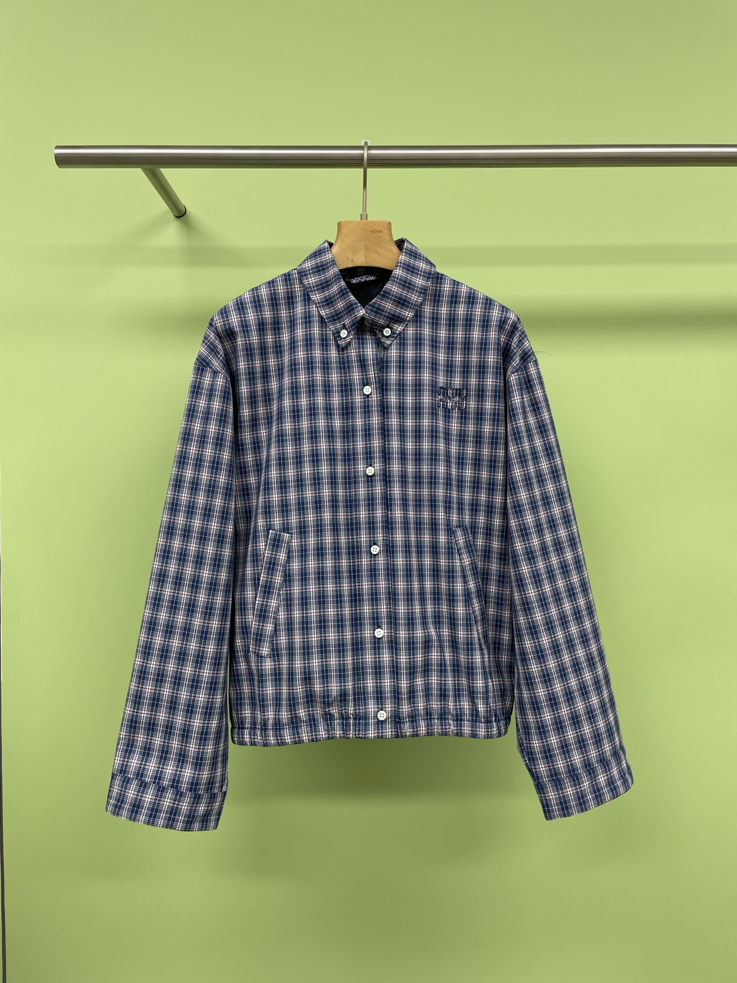 NO:422635,MiuMiu2025 Spring and Summer New Plaid Jacket and Skirt Set, Spring Retro Beauty Girl is a plaid suit sporty style, and the upper body is full of love. Plaid is never missing in the fashion of each season. Short skirts are so long-lasting, you can wear and take off your jacket at will, and you can control the age-reducing college style.  The whole set is a high street style that is super stylish and can wear long legs. The jacket-style thin jacket is mainly a loose silhouette, with a rich swing under three-dimensional folds, and is combined with the structural vertical cut. It is particularly squint and stylish, and is also very inclusive. It covers the flesh and looks slim, staggered layers release vitality, and the smooth curve increases the longitudinal difference. It is effectively optimized and stretched with a high-waisted short skirt. The loose and tense dressing philosophy is clearly displayed. It is easy to deal with class and work, going out on the street, and traveling in all occasions. The whole set of upper body can be blessed with beauty, and its aura soars. SML jacket, miumiu, skirts, jackets & coats, jackets & coats, alexander wang19860909MiuMiu2025春夏新款格纹夹克外套加半裙套装,春天的复古美少女是格纹套装运动风,上身就一整个爱住啦,格纹在每季的时尚里永不缺席,短裙好拉长身型,外套穿脱你随意,拿捏减龄学院风 一整套就是超有腔调,又能穿出长腿效果的高街范儿,夹克式的薄外套主打一个宽松廓型,立体收褶下的丰富摆量,配合结构式的立裁,特别垂顺有型,包容性也特别棒,遮肉显瘦,错落层次释放活力,流畅弧度增加纵向差,配合高腰的短裙,比例得到有效优化拉伸,一松一紧张弛有度的穿衣哲学展现得明明白白,应对上课上班,出街出游,各种场合都游刃有余,整套上身不费力就能美飒加持,气场飙升. 码数SML 外套,,miumiu,skirts,jackets & coats,jackets & coats,alexander wang,Women's clothing