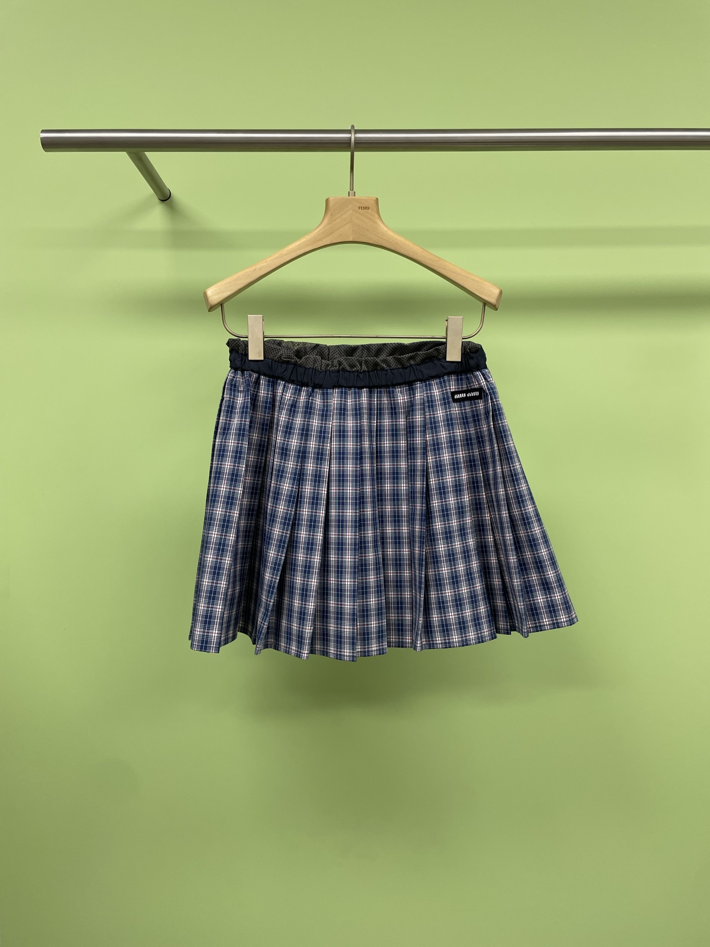 NO:422652,MiuMiu2025 Spring and Summer New Plaid Jacket and Skirt Set, Spring Retro Beauty Girl is a plaid suit sporty style, and the upper body is full of love. Plaid is never missing in the fashion of each season. Short skirts are so long-lasting, you can wear and take off your jacket at will, and you can control the age-reducing college style.  The whole set is a high street style that is super stylish and can wear long legs. The jacket-style thin jacket is mainly a loose silhouette, with a rich swing under three-dimensional folds, and is combined with the structural vertical cut. It is particularly smooth and stylish, and is also very inclusive. It covers the flesh and looks slim, staggered layers release vitality, and the smooth curve increases the longitudinal difference. It is effectively optimized and stretched with a high-waisted short skirt. The loose and tense dressing philosophy is clearly displayed. It is easy to deal with class and work, going out on the street, and traveling in all occasions. The whole set can be blessed with beauty without any effort, and its aura soars. SML Skirts, miumiu, skirts, jackets & coats, jackets & coats, alexander wang19860909MiuMiu2025春夏新款格纹夹克外套加半裙套装,春天的复古美少女是格纹套装运动风,上身就一整个爱住啦,格纹在每季的时尚里永不缺席,短裙好拉长身型,外套穿脱你随意,拿捏减龄学院风 一整套就是超有腔调,又能穿出长腿效果的高街范儿,夹克式的薄外套主打一个宽松廓型,立体收褶下的丰富摆量,配合结构式的立裁,特别垂顺有型,包容性也特别棒,遮肉显瘦,错落层次释放活力,流畅弧度增加纵向差,配合高腰的短裙,比例得到有效优化拉伸,一松一紧张弛有度的穿衣哲学展现得明明白白,应对上课上班,出街出游,各种场合都游刃有余,整套上身不费力就能美飒加持,气场飙升. 码数SML 半裙,,miumiu,skirts,jackets & coats,jackets & coats,alexander wang,Women's clothing