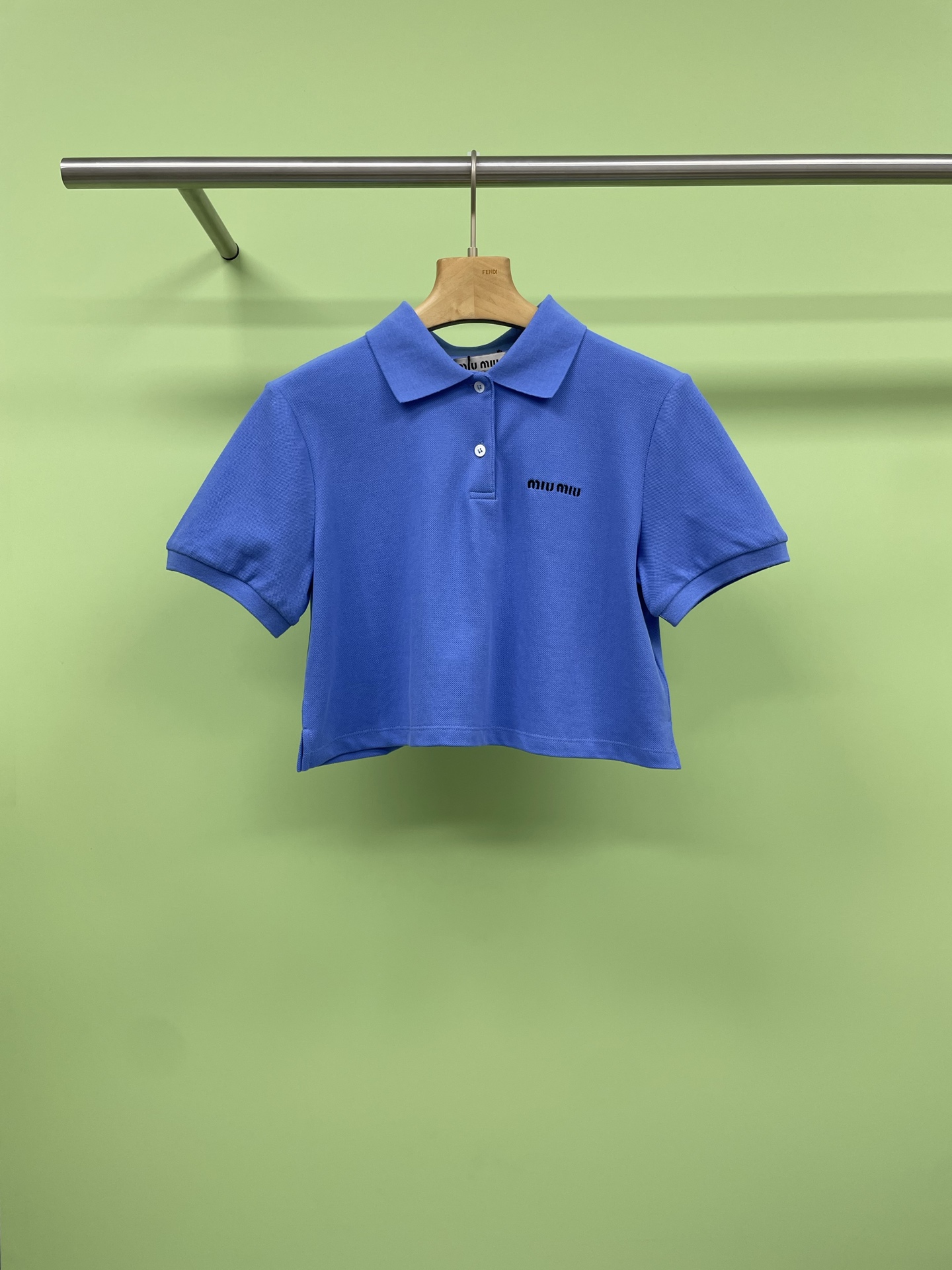 NO:420740,MiuMiu2025 Spring and Summer New School Academy exquisite retro and vibrant POLO, integrating the exquisite sweet and cool atmosphere with gorgeous nail drilling technology, continuing the iconic sweet and cool gene. This top is made of a blue base lapel, which not only hides the gentle background of a girl, but also reveals an unruly fashion attitude. The classic Polo collar style has a retro academy atmosphere, and the neat short-sleeved tailoring is suitable for diverse scenes. It uses a classic letter logo and a unique Terry fabric texture to make this Polo  Not only has a high-end feel, but also has comfort. The color scheme is simple and elegant, and it is easy to match any style. It can easily wear a retro sports style. It is not only soft and skin-friendly, but also has good moisture absorption. It is especially suitable for wearing in summer or after exercise. Whether it is going out for leisure or exercise, it is a must-have item that allows you to stay fashionable all the time. Whether it is matched with jeans, shorts or skirts, this Polo can be easily controlled. It is suitable for daily wear and can also show off its style on the sports field. It can be matched with a pair of sports shoes and white socks. The overall shape is clean and refreshing, without losing the sense of fashion. A canvas bag is on the back and immediately has a French casual style. Size SML,,miumiu,sneakers,skirts,skirts, shorts,jeans,T-shirt,socks,alexander wang19860909MiuMiu2025春夏新派学院精致复古活力POLO,将甜酷氛围精巧版型与华丽钉钻工艺融为一体,延续标志性的甜酷基因,这件上衣以蓝色基底翻领,既藏着少女的温柔底色,又透着不羁的时尚态度,经典 Polo 领版型自带复古学院气息,利落的短袖剪裁适配多元场景,采用经典的字母Logo,加上独特的 Terry 织物质感,让这款 Polo 不仅具有高级感,更具备了舒适性,配色简约大方,容易搭配任何风格,轻松穿出复古运动风,不仅柔软亲肤,还具有良好的吸湿性,特别适合夏天或运动后穿着,无论是外出休闲还是运动,都是一款让你时刻保持时尚的必备单品,无论是搭配牛仔裤、短裤还是半身裙,这款 Polo 都能轻松驾驭,既适合日常穿搭,也可以在运动场上大展风采,可以搭配一双运动鞋和白色袜子,整体造型干净清爽,又不失时髦感,背上一个帆布包,立刻拥有法式休闲风格. 码数SML,,miumiu,sneakers,skirts,shorts,jeans,T-shirt,socks,alexander wang,Women's clothing