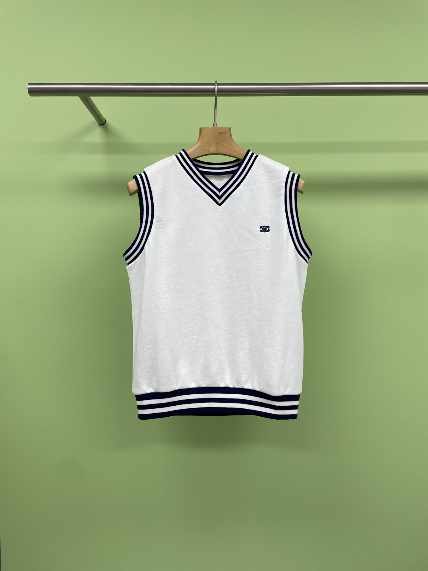 NO:415957,Celihe 2025 spring and summer new style college style contrasting sleeveless vest, sweet girly white vest, so beautiful that I love it. This white tone is high-end and versatile, not picky about people or skin tone, it is very suitable for daily going out or commuting. The fabric is soft and glutinous to the touch, and it is super comfortable to wear on the body. Its design is also very unique. The sleeveless style is a bit small and suitable for layering. Moreover, the embroidered pattern on the Arc de Triomphe catches the eye at once. It is cute and delicate, and the details show your attention. It is simply a perfect match for cool Girl. SML, celine, alexander wang19860909Celihe2025春夏新款学院风撞色边无袖背心,甜美少女感白色背心,美到我心巴上了,这件白色调高级又百搭,不挑人也不挑肤色,日常出街或者通勤都很合适,面料摸起来软软糯糯的,穿在身上超级舒服,它的设计也很独特,无袖的款式既有点小个性,又很适合用来叠穿,而且上面的凯旋门刺绣图案,一下子就抓住了眼球,可可爱爱又不失精致感,细节之处尽显用心,简直是酷Girl的绝配穿搭. 码数SML,,celine,alexander wang,Women's clothing