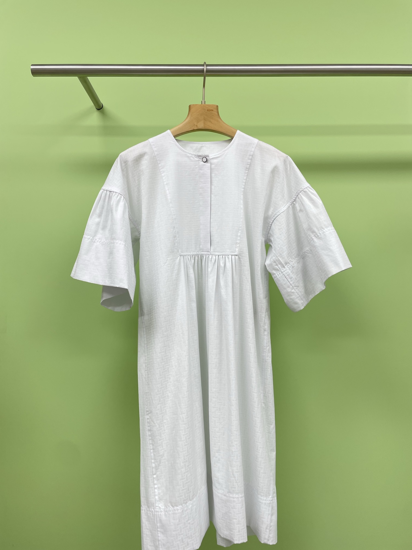 NO:415972,Hermes 2025 spring and summer new color puff sleeve dark pattern jacquard dress, summer treasure dress, unlocking romance with one click, it's time to wear beautiful skirts again, white round neck puff sleeve dress, this skirt is really gentle and soft, white is clean and refreshing, the round neck design cleverly reveals the exquisite collarbone, the puff sleeves add a bit of sweetness and playfulness, and paired with a dazzling bag, eye-catching and fashionable, no matter  It is perfect to walk on the street or on a date. It has a full sense of summer atmosphere and French-style tailoring that highlights the elegant temperament. It is paired with straw woven bags, as if you are in a romantic resort, and you will be in a romantic resort. It is really hard to be unloved when walking on the road. The white is really hard to be unloved. The puff sleeve design is full of girlishness, and the soft tones make the skin look super white. It is gentle and sweet, and you can easily produce films indoors and outdoors.  SML, hermes, hermes, sandals, espadrilles, skirts, alexander wang19860909Hermes爱马仕2025春夏新配色泡泡袖暗纹提花连衣裙,夏日宝藏连衣裙,一键解锁浪漫,又到了穿漂亮裙子的季节啦,白色圆领泡泡袖连衣裙,这条裙子真的是温柔本柔,白色干净又清爽,圆领设计巧妙露出精致锁骨,泡泡袖增添了几分甜美俏皮,搭配上亮眼的包包,吸睛又时髦,无论是漫步街头还是约会都超合适,满满的夏日氛围感,法式风格的剪裁,凸显优雅气质,搭配草编包,仿佛置身于浪漫的度假胜地,走在路上回头率爆表,白色真的很难让人不爱,泡泡袖的设计少女感十足,柔和的色调衬得肤色超白皙,搭配草编包和白色凉鞋,温柔又甜美,在室内室外都能轻松出片. 码数SML,,hermes,hermes,sandals,espadrilles,skirts,alexander wang,Women's clothing