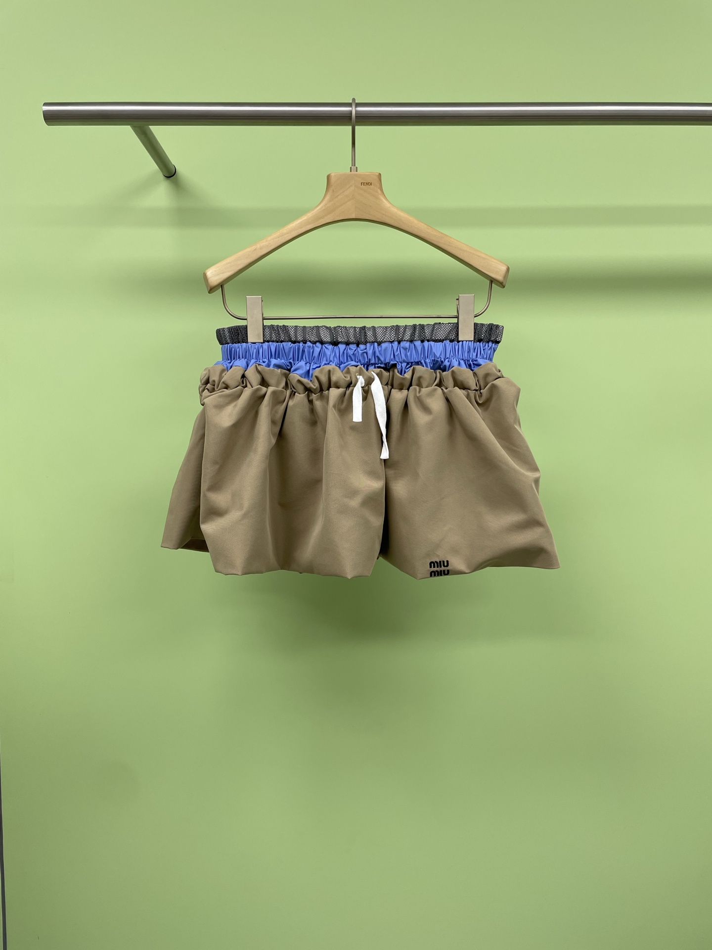 NO:420718,MiuMiu2025 double waist drawstring flower bud skirt, you can be attracted by this flower bud skirt at a glance. Whether you are commuting or shopping on a daily basis, it can easily grasp the dressing occasion. It can be used with T-shirts, shirts, vests, etc. It can be used to control almost all tops. The style is more tone-like. The naturally tailored flower bud hem is very playful and playful. The style is a relatively simple A-line skirt. The upper body is very modified and the body is also very inclusive. The skirt is designed with a high waistline, which visually lengthens the proportions of the entire lower body. If the skirt is long, it looks almost the middle of the thigh. There is no feeling of pressing height. Tall people are easy to wear. No matter what kind of top is matched, it can be matched very well. SML, miumiu, skirts, shirts, tees, t-shirt, alexander  wang19860909MiuMiu2025双腰头抽绳花苞裙,一眼就被这款花苞半裙给吸引住了,不管你是日常通勤还是约会逛街,它都能轻松把握穿衣场合,搭配上T恤,衬衫,背心等几乎所有上衣都能驾驭,版型比较有腔调感,自然剪裁的花苞下摆,蓬蓬起来很有俏皮感,版型上的话属于比较简单的小A字裙,上身非常修饰身材,包容性也很好,裙身是高腰线的设计,从视觉上会拉长整个下半身的比例线条,裙长的话差不多是到大腿中部的样子,没有压身高的感觉,高个子小个子都好穿,无论是搭配什么样的上装都能搭配的很好看. 码数SML,,miumiu,skirts,shirts,tees，t-shirt,alexander wang,Women's clothing