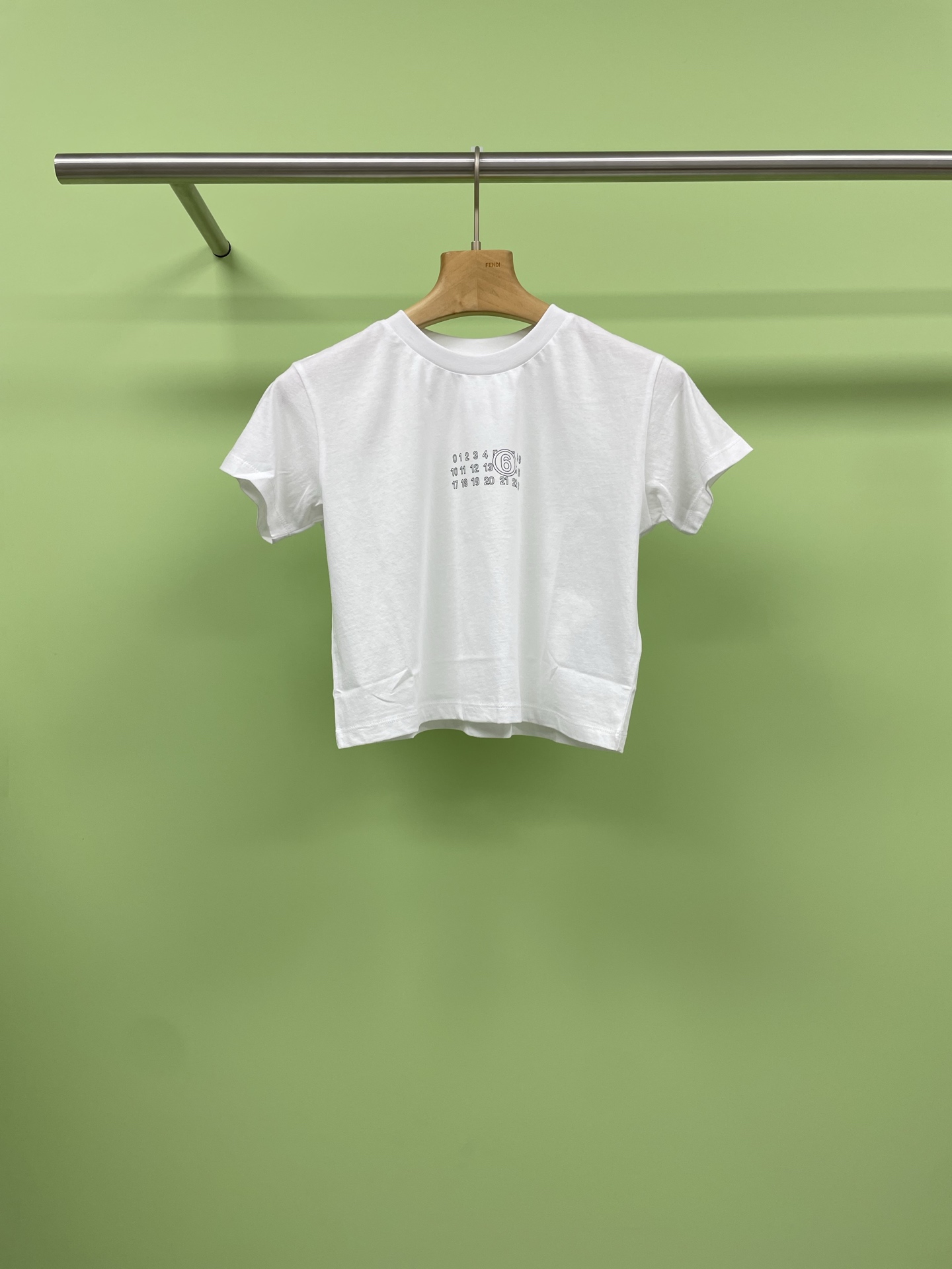 NO:417520,MM6 Magila 2025 spring and summer new letter printing short T-shirt, retro style | A must-have letter printing short T-shirt for small people, share a super beautiful American retro letter printing short T-shirt. I really like it, I really fall in love with it, the slim tailoring fits the body, showing a super curve, allowing small girls to be confident, retro letter printing, unique design, full of fashion sense, instantly enhance the overall temperament when worn on it, short design is easily matched with high-waisted trousers and skirts to create a visual effect that makes your legs look longer. Whether it is matched with sports style, street style, or casual style, it can be easily controlled, making your outfit more stylish. If you are also looking for a T-shirt that is both fashionable and comfortable, don't miss this one. SML, masion margiela,masion  Margiela, skirts, tees, t-shirt, alexander wang19860909MM6马吉拉2025春夏新款字母印花短款T恤,复古风潮 |小个子必备字母印花短款T恤,分享一款超美的美式复古字母印花短款T恤,真心太喜欢了,真的爱上它,修身的剪裁贴合身形,展现出超绝曲线,让小个子女生也能自信满满,复古字母印花,独特的设计,时尚感十足,穿上它瞬间提升整体气质,短款设计轻松搭配高腰裤裙,打造显腿长的视觉效果,无论是搭配运动风、街头风、还是休闲风、它都能轻松驾驭,让你的穿搭更有格调,如果你也正在找一款既时尚又舒适的T恤,千万别错过这款. 码数SML,,masion margiela,masion margiela,skirts,tees，t-shirt,alexander wang,Women's clothing