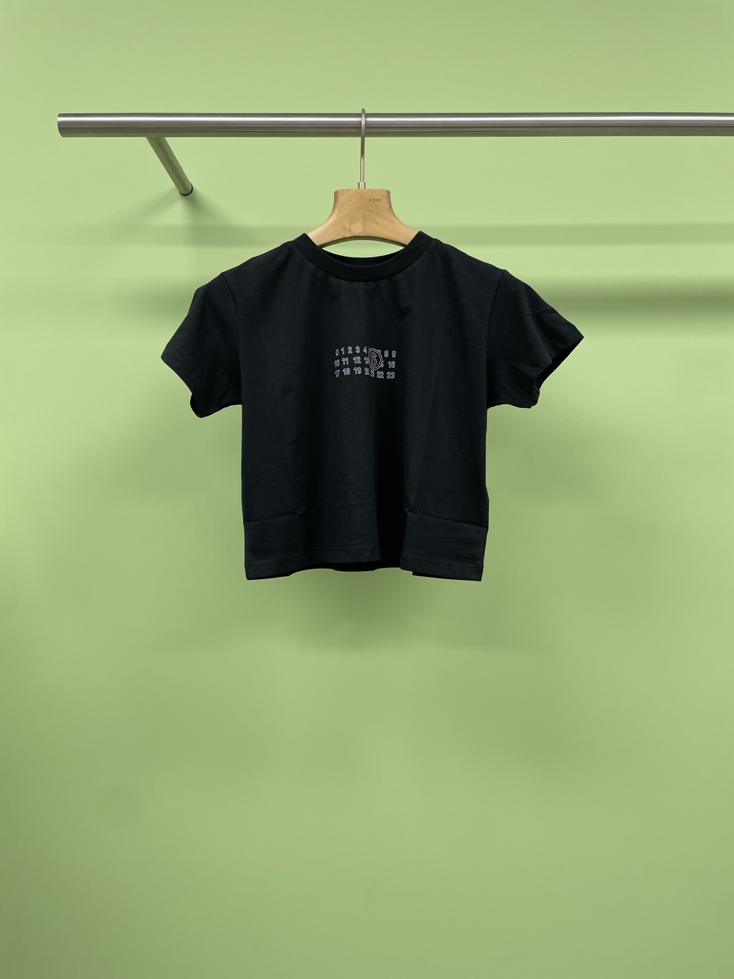 NO:417538,MM6 Magila 2025 spring and summer new letter printing short T-shirt, retro style | A must-have letter printing short T-shirt for small people, share a super beautiful American retro letter printing short T-shirt. I really like it, I really fall in love with it, the slim tailoring fits the body, showing a super curve, allowing small girls to be confident, retro letter printing, unique design, full of fashion sense, instantly enhance the overall temperament when worn on it, short design is easily matched with high-waisted trousers and skirts to create a visual effect that makes your legs look longer. Whether it is matched with sports style, street style, or casual style, it can be easily controlled, making your outfit more stylish. If you are also looking for a T-shirt that is both fashionable and comfortable, don't miss this one. SML, masion margiela,masion  Margiela, skirts, tees, t-shirt, alexander wang19860909MM6马吉拉2025春夏新款字母印花短款T恤,复古风潮 |小个子必备字母印花短款T恤,分享一款超美的美式复古字母印花短款T恤,真心太喜欢了,真的爱上它,修身的剪裁贴合身形,展现出超绝曲线,让小个子女生也能自信满满,复古字母印花,独特的设计,时尚感十足,穿上它瞬间提升整体气质,短款设计轻松搭配高腰裤裙,打造显腿长的视觉效果,无论是搭配运动风、街头风、还是休闲风、它都能轻松驾驭,让你的穿搭更有格调,如果你也正在找一款既时尚又舒适的T恤,千万别错过这款. 码数SML,,masion margiela,masion margiela,skirts,tees，t-shirt,alexander wang,Women's clothing