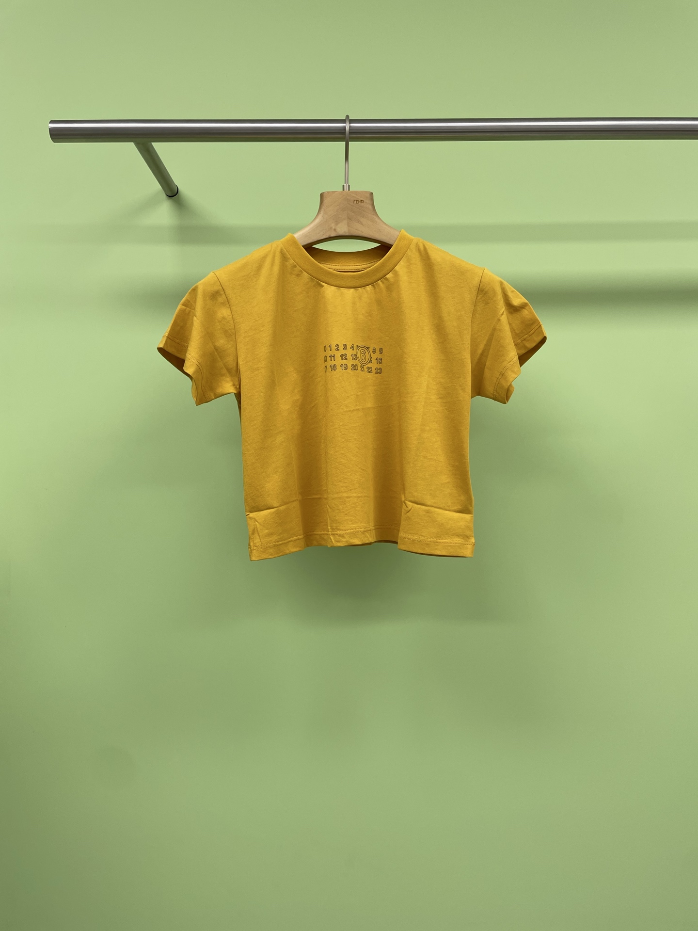 NO:417554,MM6 Magila 2025 spring and summer new letter printing short T-shirt, retro style | A must-have letter printing short T-shirt for small people, share a super beautiful American retro letter printing short T-shirt. I really like it, I really fall in love with it, the slim tailoring fits the body, showing a super curve, allowing small girls to be confident, retro letter printing, unique design, full of fashion sense, instantly enhance the overall temperament when worn on it, short design is easily matched with high-waisted trousers and skirts to create a visual effect that makes your legs look longer. Whether it is matched with sports style, street style, or casual style, it can be easily controlled, making your outfit more stylish. If you are also looking for a T-shirt that is both fashionable and comfortable, don't miss this one. SML, masion margiela,masion  Margiela, skirts, tees, t-shirt, alexander wang19860909MM6马吉拉2025春夏新款字母印花短款T恤,复古风潮 |小个子必备字母印花短款T恤,分享一款超美的美式复古字母印花短款T恤,真心太喜欢了,真的爱上它,修身的剪裁贴合身形,展现出超绝曲线,让小个子女生也能自信满满,复古字母印花,独特的设计,时尚感十足,穿上它瞬间提升整体气质,短款设计轻松搭配高腰裤裙,打造显腿长的视觉效果,无论是搭配运动风、街头风、还是休闲风、它都能轻松驾驭,让你的穿搭更有格调,如果你也正在找一款既时尚又舒适的T恤,千万别错过这款. 码数SML,,masion margiela,masion margiela,skirts,tees，t-shirt,alexander wang,Women's clothing