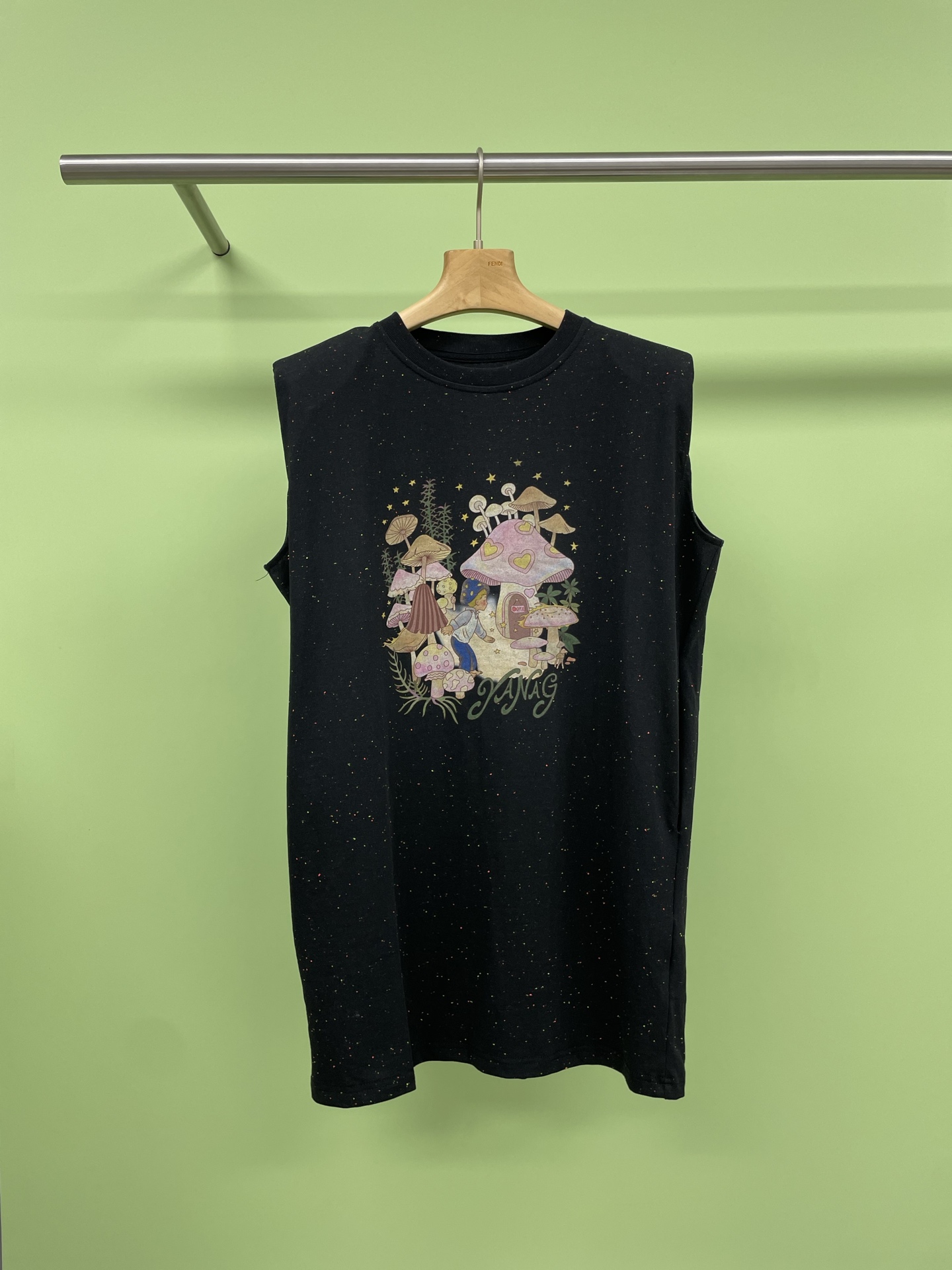 NO:417505,YANAG2025 spring and summer new Giant Mushroom Forest Black Shoulderless Sleeveless Round Neck T-shirt under the Starry Sky is a refreshing and versatile must-have item in summer. This sleeveless T-shirt is super suitable for summer wear. Pure cotton fabric is comfortable and breathable, and it is cool and comfortable to wear. It has no sense of stuffiness at all. The design is simple and elegant. The shoulders are slightly widened, making the shoulder line look more upright, and the overall outline is neat and fashionable. Whether it is matched with jeans or casual shorts, you can easily create a clean and neat daily look. Beige is a versatile color, and it is not stress-free when paired with various jackets and accessories. The cool black street feels very good, which is very suitable for little fairies who pursue minimalist style and comfort. Moreover, its style design is also very friendly, not picking on the figure, and it can easily cover the flesh and make it look thin. Get one quickly, and you don’t worry about going out in summer. SML, shorts, jeans, jackets &  coats, tees, t-shirt, alexander wang19860909YANAG2025春夏新款星空下的巨蘑菇林黑色垫肩无袖圆领T恤,夏日清爽百搭必备单品,这款无袖T恤超级适合夏天穿,纯棉面料舒适透气,穿上身凉爽舒适,完全没有闷热感,设计简约大方,肩膀处微微加宽设计,显得肩线更挺拔,整体轮廓利落又时髦,无论是搭配牛仔裤还是休闲短裤,都能轻松打造干净利落的日常look,米黄色作为百搭色,搭配各种外套和配饰都没压力,黑色酷酷的街头感十足,非常适合追求极简风和舒适感的小仙女们,而且它的版型设计也很友好,不挑身材,轻松遮肉显瘦.快入手一件,夏天轻松出门不纠结. 码数SML,,shorts,jeans,jackets & coats,tees，t-shirt,alexander wang,Women's clothing