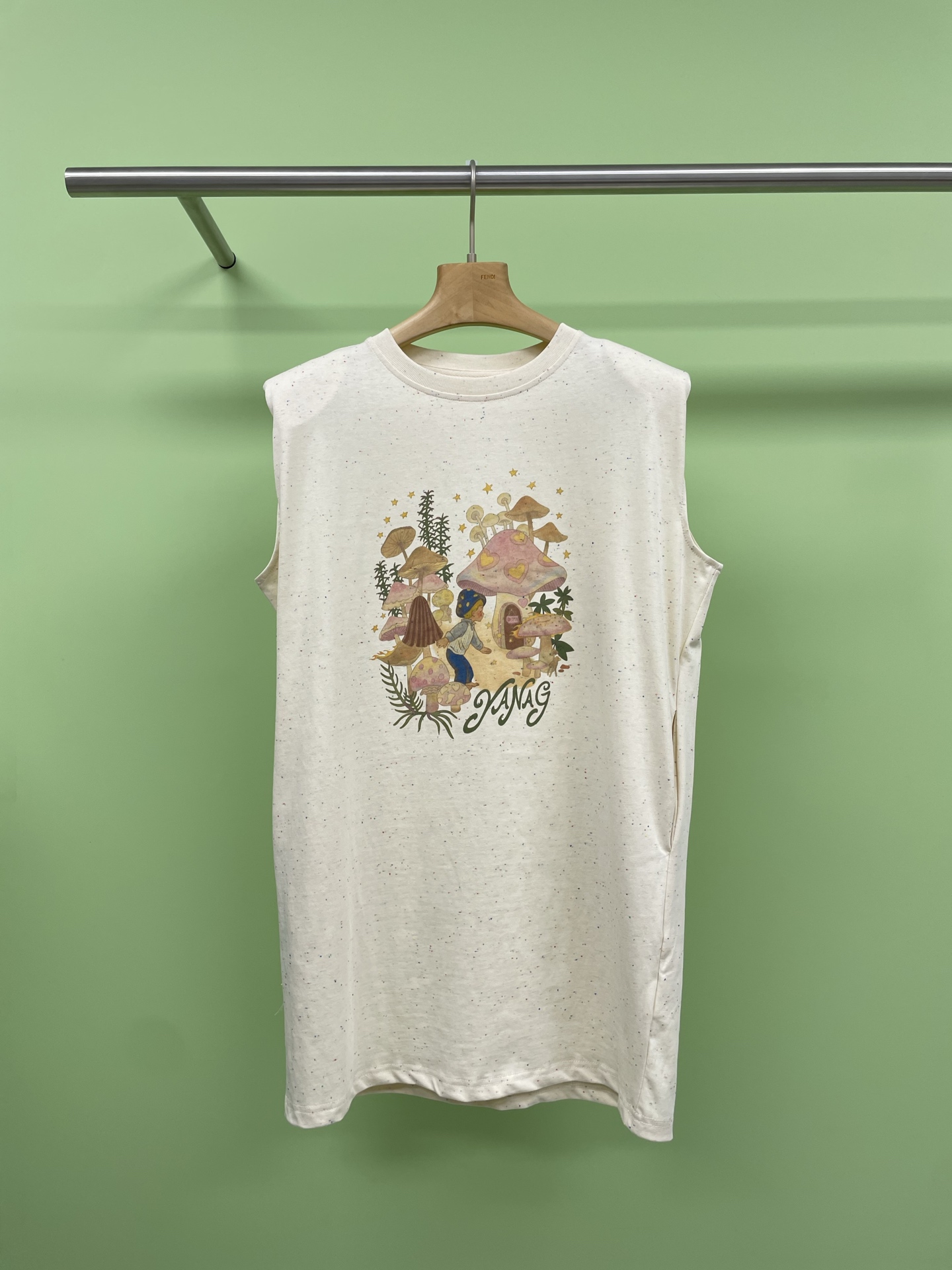 NO:417575,YANAG2025 spring and summer new Giant Mushroom Forest Black Shoulderless Sleeveless Round Neck T-shirt under the Starry Sky is a refreshing and versatile must-have item in summer. This sleeveless T-shirt is super suitable for summer wear. Pure cotton fabric is comfortable and breathable, and it is cool and comfortable to wear. It has no sense of stuffiness at all. The design is simple and elegant. The shoulders are slightly widened, making the shoulder line look more upright, and the overall outline is neat and fashionable. Whether it is matched with jeans or casual shorts, you can easily create a clean and neat daily look. Beige is a versatile color, and it is not stress-free when paired with various jackets and accessories. The cool black street feels very good, which is very suitable for little fairies who pursue minimalist style and comfort. Moreover, its style design is also very friendly, not picking on the figure, and it can easily cover the flesh and make it look thin. Get one quickly, and you don’t worry about going out in summer. SML, shorts, jeans, jackets &  coats, tees, t-shirt, alexander wang19860909YANAG2025春夏新款星空下的巨蘑菇林黑色垫肩无袖圆领T恤,夏日清爽百搭必备单品,这款无袖T恤超级适合夏天穿,纯棉面料舒适透气,穿上身凉爽舒适,完全没有闷热感,设计简约大方,肩膀处微微加宽设计,显得肩线更挺拔,整体轮廓利落又时髦,无论是搭配牛仔裤还是休闲短裤,都能轻松打造干净利落的日常look,米黄色作为百搭色,搭配各种外套和配饰都没压力,黑色酷酷的街头感十足,非常适合追求极简风和舒适感的小仙女们,而且它的版型设计也很友好,不挑身材,轻松遮肉显瘦.快入手一件,夏天轻松出门不纠结. 码数SML,,shorts,jeans,jackets & coats,tees，t-shirt,alexander wang,Women's clothing