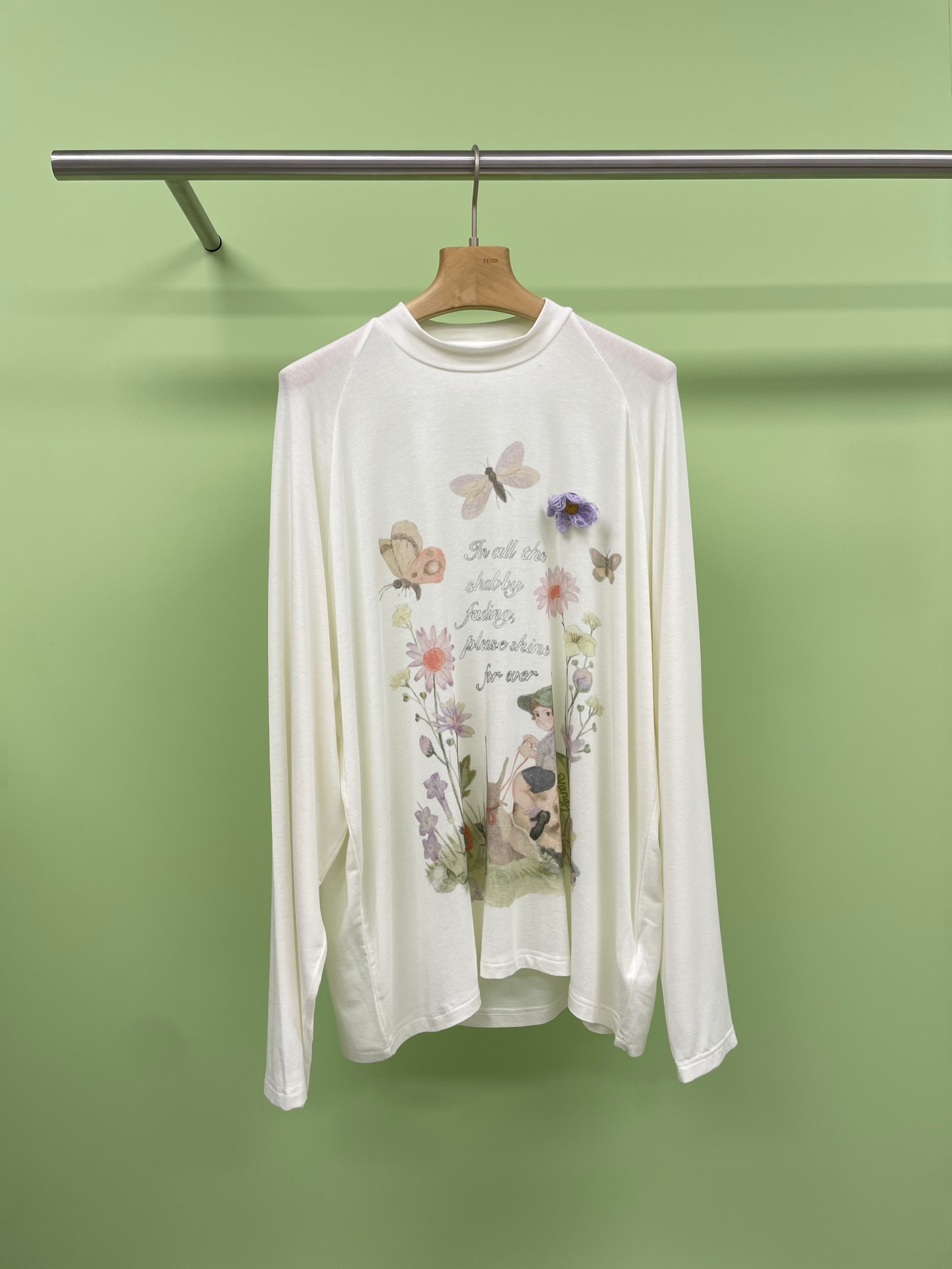 NO:417521,YANAG2025 spring and summer new loose and versatile snail mount printed sun protection long-sleeved round neck T-shirt, with a lazy snail printed sun protection long-sleeved Tee, a wide and large T-shirt is the most frequently worn style in summer. The thin and cool fabric is the most suitable for sun protection shirt. Choose the middle color on the color card to avoid being too white or too yellow. I love this feeling that is both bad and exquisite. The length can cover the butt. It is OK with loose trousers or shorts. This sun protection T is light and breathable, the fabric is comfortable, and it feels super comfortable to wear on the body.  Moreover, its sun protection effect is super good, allowing me to go out boldly in summer. Its color is also very suitable for summer. The refreshing white gives people a cool feeling. When worn, it is like being in the sea breeze. Its fabric is also wear-resistant and not easily deformed. Even if it is washed many times, it still maintains its original shape and elasticity. Moreover, this sun protection T has a high sun protection index, which can effectively block the invasion of ultraviolet rays and allows you to enjoy the sunshine in summer. If you are also looking for a summer sun protection T, you might as well try this one.  Size code, shorts, tees, t-shirt, alexander wang19860909YANAG2025春夏新品宽松百搭蜗牛坐骑印花防晒长袖圆领T恤,自带慵懒感的蜗牛印花防晒长袖Tee,宽宽大大的T恤是夏季穿着频率最高的款式,面料薄薄凉凉的作为防晒衫再适合不过了,色卡上选了中间色避免过白或过黄,超爱这种又摆烂又精致的feel,长度能遮住屁股,搭配宽松长裤或短裤都OK,这款防晒T轻薄透气,面料舒适,穿在身上感觉超舒服,而且它的防晒效果超级好,让我在夏天也可以大胆出门啦,它的颜色也很适合夏天,清爽的白色给人一种清凉的感觉,穿上它就像置身于海风中一样,它的面料也很耐磨,不容易变形,即使洗了很多次,也依然保持原有的形状和弹性,而且这款防晒T的防晒指数很高,可以有效地阻挡紫外线的侵害,让你在夏天也可以尽情享受阳光,如果你也在找一款夏季防晒T,不妨试试这款吧. 码数均码,,shorts,tees，t-shirt,alexander wang,Women's clothing