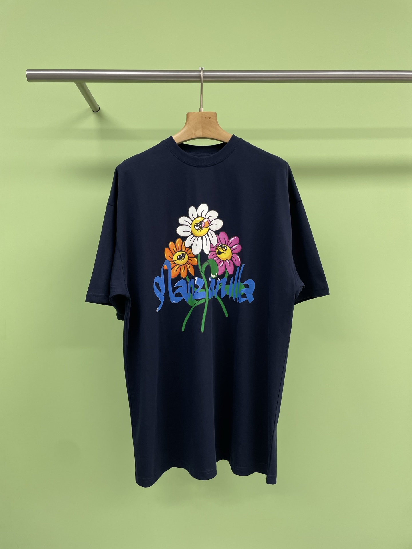 NO:417539,Manzanilla Spring and Summer 25 Daisy offset printed short-sleeved round-neck T-shirt, which has been out of stock recently. Do you want a versatile and age-reducing T-shirt?  Little Daisy letter printed T-shirts to save your outfit difficulties. If you are tired of wearing monotonous basic styles, this loose T-shirt for men and women, the small daisy print is super eye-catching, the letter design adds a trendy feeling, and the slimming effect is MAX. Are you always confused about the cost-effectiveness when choosing clothes?  It perfectly balances price and quality, is not expensive and durable, and best friend's recommendation must be a favorite. Whether it is a denim or a short skirt, it can easily create a casual or sweet style. Wear more clothes and is a must-have for all seasons. Wear it, not only will you make a full return rate when going out on the street, but also beautiful when taking a trip. The fashion sense is instantly improved. Add it to your summer wardrobe and let the little daisies bring you a good mood. SML, skirts, T-shirt, tees, t-shirt, alexander wang19860909Manzanilla25春夏 雏菊胶印短袖圆领T恤,最近衣橱大缺货,想要一件百搭又减龄的T恤吗？小雏菊字母印花T恤来拯救你的穿搭困境,穿腻了单调的基础款,这款男女同款的宽松T恤,小雏菊印花超吸睛,字母设计增添潮流感,显瘦效果MAX,挑选衣服总是纠结性价比？它完美平衡价格与品质,不贵又耐穿,闺蜜推荐必然是心头好,无论是配牛仔还是短裙,轻松打造休闲或甜美风,一衣多穿,四季必备,穿上它,不仅日常出街赚足回头率,旅行拍照更是美美哒,时尚感瞬间提升,快把它加入你的夏日衣橱,让小雏菊为你带来好心情吧. 码数SML,,skirts,T-shirt,tees，t-shirt,alexander wang,Women's clothing