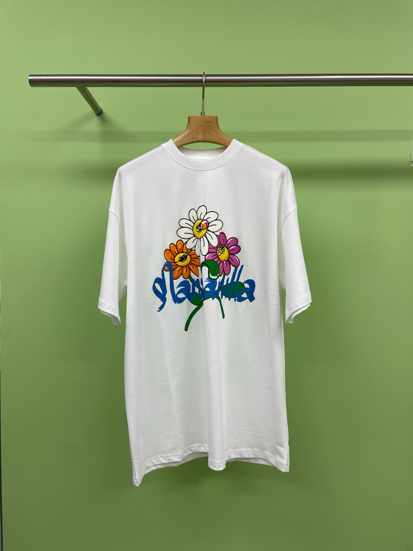 NO:418776,Manzanilla Spring and Summer 25 Daisy offset printed short-sleeved round-neck T-shirt, which has been out of stock recently. Do you want a versatile and age-reducing T-shirt?  Little Daisy letter printed T-shirts to save your outfit difficulties. If you are tired of wearing monotonous basic styles, this loose T-shirt for men and women, the small daisy print is super eye-catching, the letter design adds a trendy feeling, and the slimming effect is MAX. Are you always confused about the cost-effectiveness when choosing clothes?  It perfectly balances price and quality, is not expensive and durable, and best friend's recommendation must be a favorite. Whether it is a denim or a short skirt, it can easily create a casual or sweet style. Wear more clothes and is a must-have for all seasons. Wear it, not only will you make a full return rate when going out on the street, but also beautiful when taking a trip. The fashion sense is instantly improved. Add it to your summer wardrobe and let the little daisies bring you a good mood. SML, skirts, T-shirt, tees, t-shirt, alexander wang19860909Manzanilla25春夏 雏菊胶印短袖圆领T恤,最近衣橱大缺货,想要一件百搭又减龄的T恤吗？小雏菊字母印花T恤来拯救你的穿搭困境,穿腻了单调的基础款,这款男女同款的宽松T恤,小雏菊印花超吸睛,字母设计增添潮流感,显瘦效果MAX,挑选衣服总是纠结性价比？它完美平衡价格与品质,不贵又耐穿,闺蜜推荐必然是心头好,无论是配牛仔还是短裙,轻松打造休闲或甜美风,一衣多穿,四季必备,穿上它,不仅日常出街赚足回头率,旅行拍照更是美美哒,时尚感瞬间提升,快把它加入你的夏日衣橱,让小雏菊为你带来好心情吧. 码数SML,,skirts,T-shirt,tees，t-shirt,alexander wang,Women's clothing