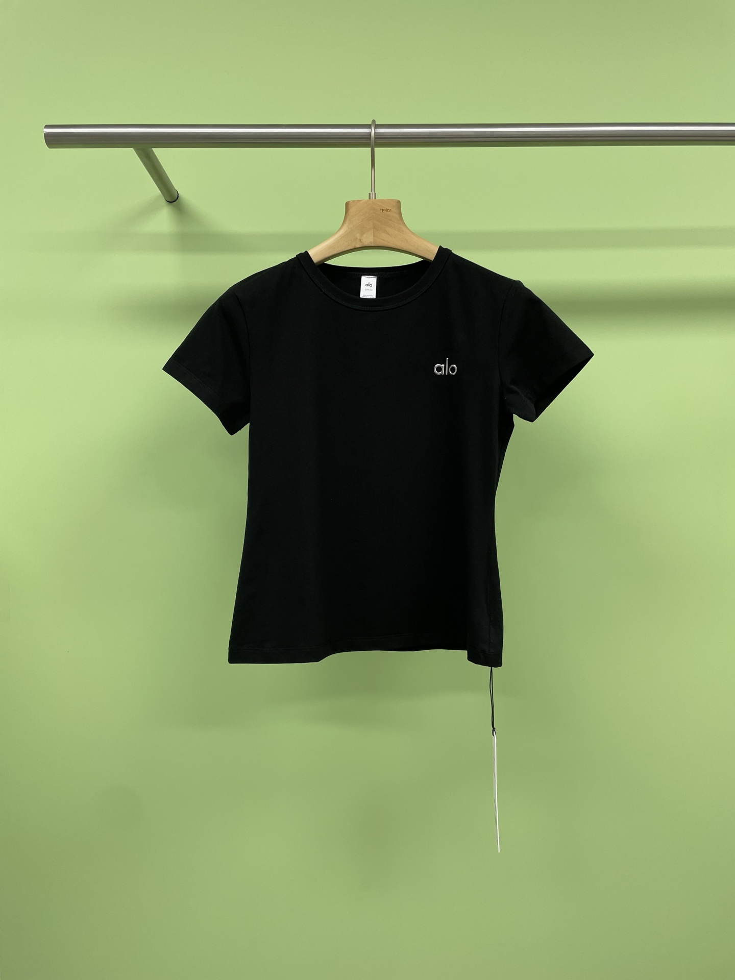 NO:418723,ALO2025 spring and summer new slim short-sleeved, alo ready-to-wear dyed fried salt and used vintage slim cotton women's short-sleeved T-shirt. This T-shirt uses pure cotton knitted fabric. The fabric has a certain fading effect through special salt stir-frying process, presenting a special retro beauty, fitting style, modifying the figure, carefully tailored round-neck T-shirt, with brand letter logo printed on the chest. After the ready-to-wear washing and dyeing process, all three colors are very beautiful, showing temperament and making the skin look white. It is a casual and versatile version of women's T-shirt that girls love beauty this summer. SML, T-shirt,tees, t-shirt,alexander wang19860909ALO2025春夏新款修身短袖,alo成衣染色炒盐做旧复古修身显瘦纯棉女短袖T恤,这款T恤,采用纯棉针织面料,通过特殊炒盐工艺让面料有一定的褪色效果,呈现特殊的复古美感,合身版型,修饰身材,精心裁制圆领T恤,胸前印有品牌字母徽标,经过成衣水洗染色工艺,三种颜色都非常好看,显气质,衬肤白,是这个夏季爱美女生,一定要入手的一款休闲百搭版女T. 码数SML,,T-shirt,tees，t-shirt,alexander wang,Women's clothing