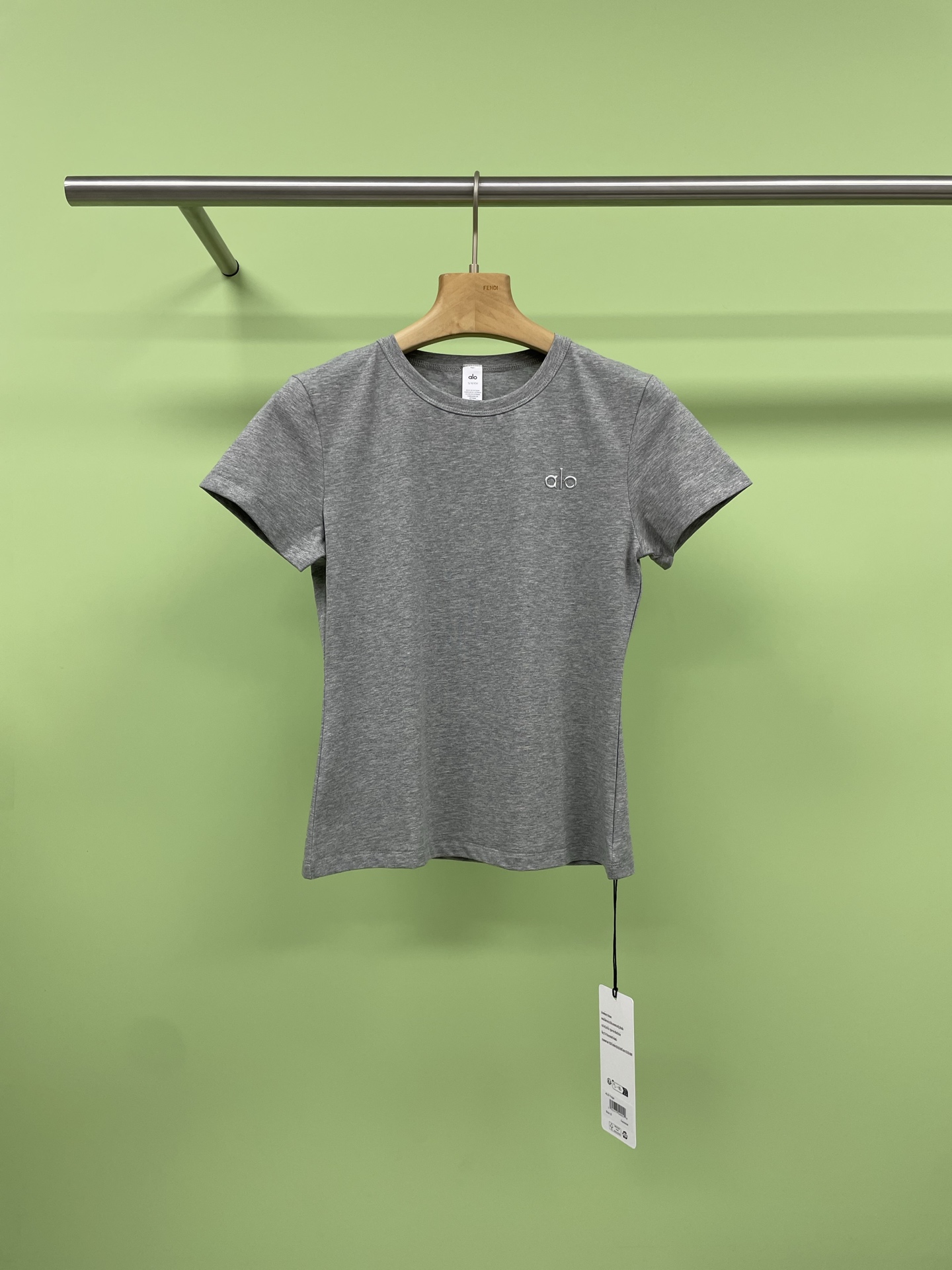 NO:418741,ALO2025 spring and summer new slim short-sleeved, alo ready-to-wear dyed fried salt and used vintage slim cotton women's short-sleeved T-shirt. This T-shirt uses pure cotton knitted fabric. The fabric has a certain fading effect through special salt stir-frying process, presenting a special retro beauty, fitting style, modifying the figure, carefully tailored round-neck T-shirt, with brand letter logo printed on the chest. After the ready-to-wear washing and dyeing process, all three colors are very beautiful, showing temperament and making the skin look white. It is a casual and versatile version of women's T-shirt that girls love beauty this summer. SML, T-shirt,tees, t-shirt,alexander wang19860909ALO2025春夏新款修身短袖,alo成衣染色炒盐做旧复古修身显瘦纯棉女短袖T恤,这款T恤,采用纯棉针织面料,通过特殊炒盐工艺让面料有一定的褪色效果,呈现特殊的复古美感,合身版型,修饰身材,精心裁制圆领T恤,胸前印有品牌字母徽标,经过成衣水洗染色工艺,三种颜色都非常好看,显气质,衬肤白,是这个夏季爱美女生,一定要入手的一款休闲百搭版女T. 码数SML,,T-shirt,tees，t-shirt,alexander wang,Women's clothing