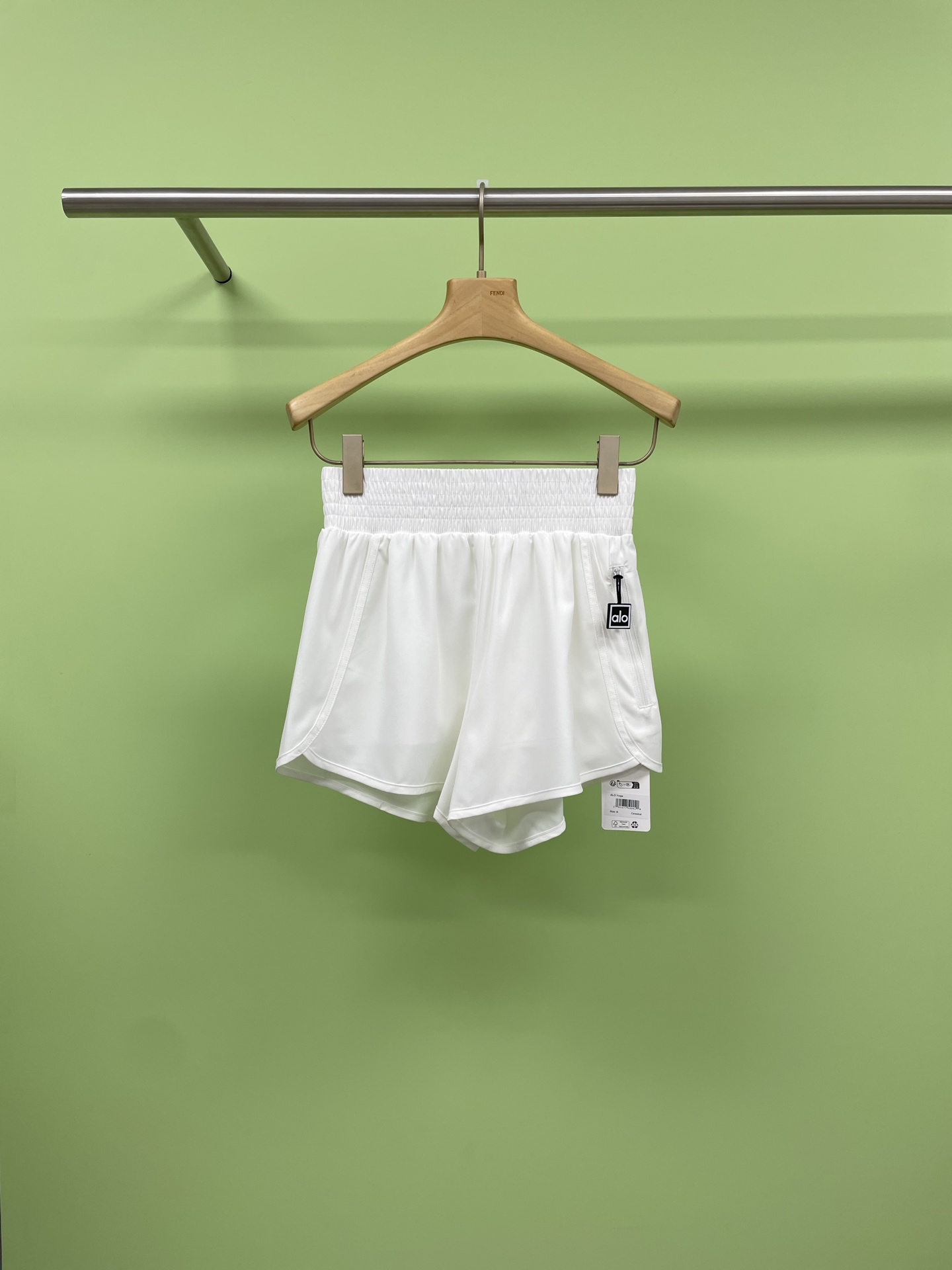 NO:418761,Alo2025 European summer new style fashion high-waist sports running yoga with adult casual shorts lined with four-color quick-drying shorts. A must-have for cool summer. These pants are simply summer saviors. All body types can be easily controlled. The elastic waistband design is super considerate. You don’t want to take off the series when you wear it. Whether it is sweating in the gym or going out on the street, it is fashionable and full. A small pocket with zipper style, a Boxer style waist, fashionable and stable, no matter how you jump around, a slightly dynamic performance fabric, a super touch of running and jumping, farewell to the trouble of exposing, and you can take a shot without burden. A classic black, white, yellow and blue color scheme, easy to grasp the fashionable sports style, SML, shorts, alexander wang19860909Alo2025欧式夏季新款时尚高腰运动跑步瑜伽带内衬成年休闲短裤,四色速干运动短裤 夏日清凉必备款,这条裤子简直是夏日救星,各种体型都能轻松驾驭,弹性腰带设计超贴心,穿上就不想脱系列,无论是健身房挥汗还是日常出街都时髦感拉满,带拉链的小口袋,Boxer风腰头,时尚又稳固,怎么蹦跶都不怕掉,微动感的性能面料,跑跳间超带感,告别走光烦恼,尽情挥拍无负担,黑白黄蓝经典配色,轻松拿捏时尚运动风, 码数SML,,shorts,alexander wang,Women's clothing