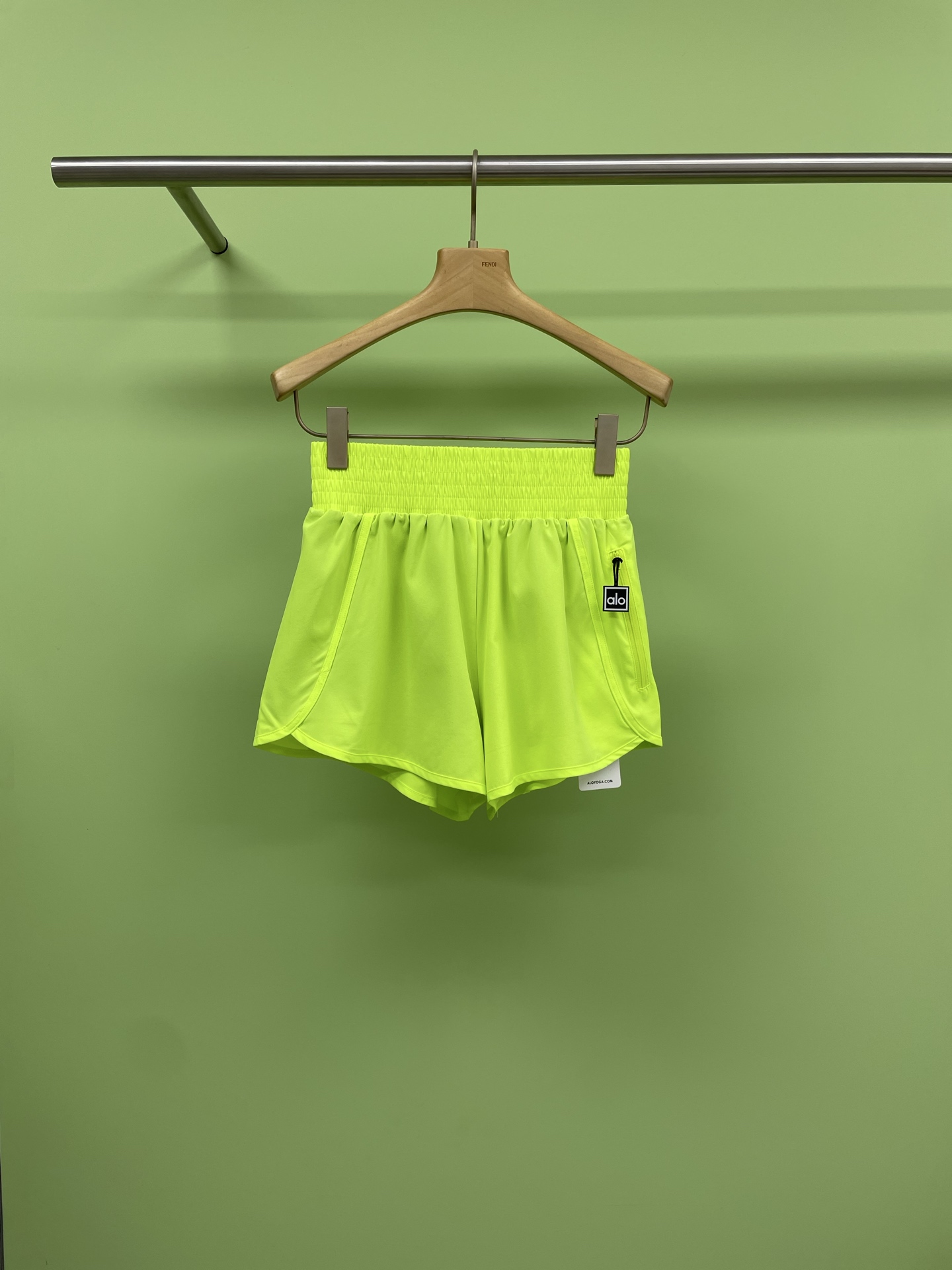 NO:418708,Alo2025 European summer new style fashion high-waist sports running yoga with adult casual shorts lined with four-color quick-drying shorts. A must-have for cool summer. These pants are simply summer saviors. All body types can be easily controlled. The elastic waistband design is super considerate. You don’t want to take off the series when you wear it. Whether it is sweating in the gym or going out on the street, it is fashionable and full. A small pocket with zipper style, a Boxer style waist, fashionable and stable, no matter how you jump around, a slightly dynamic performance fabric, a super touch of running and jumping, farewell to the trouble of exposing, and you can take a shot without burden. A classic black, white, yellow and blue color scheme, easy to grasp the fashionable sports style, SML, shorts, alexander wang19860909Alo2025欧式夏季新款时尚高腰运动跑步瑜伽带内衬成年休闲短裤,四色速干运动短裤 夏日清凉必备款,这条裤子简直是夏日救星,各种体型都能轻松驾驭,弹性腰带设计超贴心,穿上就不想脱系列,无论是健身房挥汗还是日常出街都时髦感拉满,带拉链的小口袋,Boxer风腰头,时尚又稳固,怎么蹦跶都不怕掉,微动感的性能面料,跑跳间超带感,告别走光烦恼,尽情挥拍无负担,黑白黄蓝经典配色,轻松拿捏时尚运动风, 码数SML,,shorts,alexander wang,Women's clothing