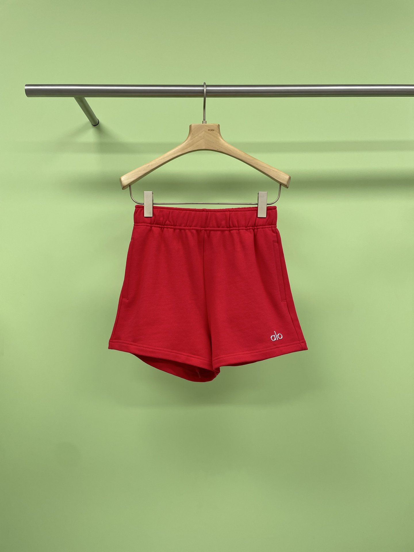 NO:418726,Alo casual sports shorts elastic waist yoga pants running and fitness shorts, a fairy shorts that I want to wear on my legs. The treasure item I have been crazy about recently must be this alo printed shorts. Who knows the pain of pear-shaped body? But this shorts really make you look slimming. Loose tailoring + high-waist design, thigh flesh is hidden tightly, visually the length of the legs is directly + 5cm, and the short top becomes 'all the legs below the waist' star, focusing on the fabric, the most afraid of sweating in summer, but it really looks like breathing. It is not sticky to the legs when running in the morning to exercise, and it is also refreshing when walking 20,000 steps on weekends. The printed logo design is even more beautiful in my aesthetic point. The niche and high-end pattern, and any white T-fitting can be worn to make a slack feel.  Sport Bra is a full of energy gym outfit. It instantly turns into a Japanese youthful look with a shirt. It even brings you to the beach pants to wear. It is really a pair of shorts that I love more and more. The happiness of summer is hidden in a pair of shorts that understand you. SML, shorts, shirts, alexander wang19860909Alo休闲运动短裤松紧腰瑜伽裤跑步健身短裤,一条让我想焊在腿上的神仙短裤,最近疯狂宠幸的宝藏单品必须是这条alo印花短裤,梨形身材的痛谁懂啊,但这条短裤真的把显瘦玩明白了,宽松剪裁+高腰设计,大腿肉肉藏得严严实实,视觉上腿长直接+5cm,搭配短上衣秒变「腰以下全是腿」星人,重点夸夸面料,夏天最怕闷汗,但它真的像会呼吸一样,晨跑健身时穿完全不黏腿,周末逛街暴走两万步也清清爽爽,印logo设计更是长在我的审美点上,小众又高级的图案,随便搭件白T都能穿出松弛感, 配运动Bra是活力满满的健身房穿搭,搭衬衫又秒变日系少年感,甚至带去海边当沙滩裤穿都很绝,真的是越穿越爱的一条短裤,夏天的快乐,果染藏在一条懂你的短裤里呀. 码数SML,,shorts,shirts,alexander wang,Women's clothing