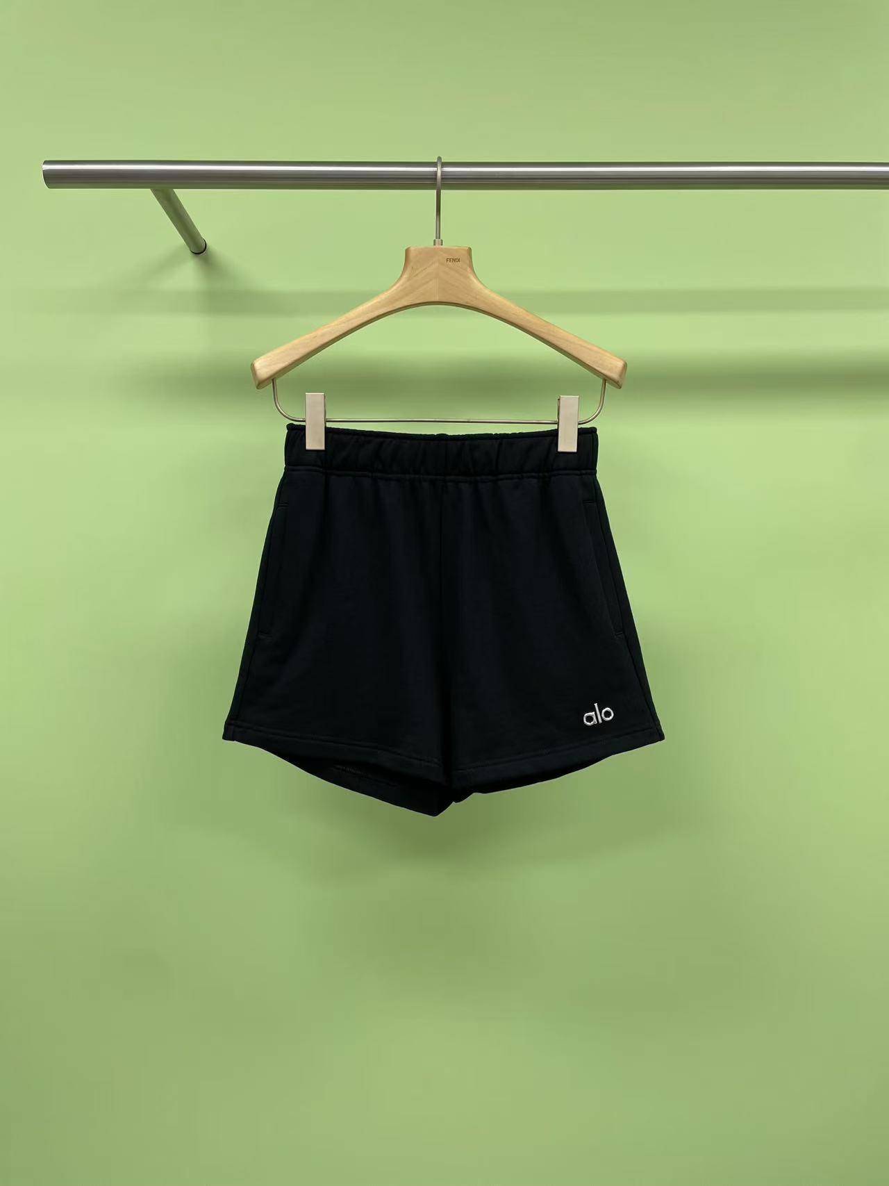 NO:418743,Alo casual sports shorts elastic waist yoga pants running and fitness shorts, a fairy shorts that I want to wear on my legs. The treasure item I have been crazy about recently must be this alo printed shorts. Who knows the pain of pear-shaped body? But this shorts really make you look slimming. Loose tailoring + high-waist design, thigh flesh is hidden tightly, visually the length of the legs is directly + 5cm, and the short top becomes 'all the legs below the waist' star, focusing on the fabric, the most afraid of sweating in summer, but it really looks like breathing. It is not sticky to the legs when running in the morning to exercise, and it is also refreshing when walking 20,000 steps on weekends. The printed logo design is even more beautiful in my aesthetic point. The niche and high-end pattern, and any white T-fitting can be worn to make a slack feel.  Sport Bra is a full of energy gym outfit. It instantly turns into a Japanese youthful look with a shirt. It even brings you to the beach pants to wear. It is really a pair of shorts that I love more and more. The happiness of summer is hidden in a pair of shorts that understand you. SML, shorts, shirts, alexander wang19860909Alo休闲运动短裤松紧腰瑜伽裤跑步健身短裤,一条让我想焊在腿上的神仙短裤,最近疯狂宠幸的宝藏单品必须是这条alo印花短裤,梨形身材的痛谁懂啊,但这条短裤真的把显瘦玩明白了,宽松剪裁+高腰设计,大腿肉肉藏得严严实实,视觉上腿长直接+5cm,搭配短上衣秒变「腰以下全是腿」星人,重点夸夸面料,夏天最怕闷汗,但它真的像会呼吸一样,晨跑健身时穿完全不黏腿,周末逛街暴走两万步也清清爽爽,印logo设计更是长在我的审美点上,小众又高级的图案,随便搭件白T都能穿出松弛感, 配运动Bra是活力满满的健身房穿搭,搭衬衫又秒变日系少年感,甚至带去海边当沙滩裤穿都很绝,真的是越穿越爱的一条短裤,夏天的快乐,果染藏在一条懂你的短裤里呀. 码数SML,,shorts,shirts,alexander wang,Women's clothing