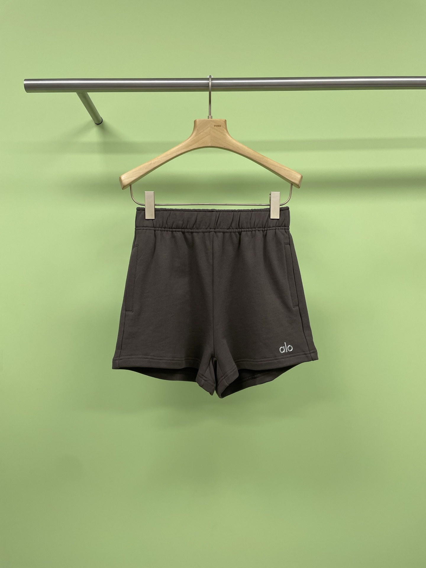 NO:418760,Alo casual sports shorts elastic waist yoga pants running and fitness shorts, a fairy shorts that I want to wear on my legs. The treasure item I have been crazy about recently must be this alo printed shorts. Who knows the pain of pear-shaped body? But this shorts really make you look slimming. Loose tailoring + high-waist design, thigh flesh is hidden tightly, visually the length of the legs is directly + 5cm, and the short top becomes 'all the legs below the waist' star, focusing on the fabric, the most afraid of sweating in summer, but it really looks like breathing. It is not sticky to the legs when running in the morning to exercise, and it is also refreshing when walking 20,000 steps on weekends. The printed logo design is even more beautiful in my aesthetic point. The niche and high-end pattern, and any white T-fitting can be worn to make a slack feel.  Sport Bra is a full of energy gym outfit. It instantly turns into a Japanese youthful look with a shirt. It even brings you to the beach pants to wear. It is really a pair of shorts that I love more and more. The happiness of summer is hidden in a pair of shorts that understand you. SML, shorts, shirts, alexander wang19860909Alo休闲运动短裤松紧腰瑜伽裤跑步健身短裤,一条让我想焊在腿上的神仙短裤,最近疯狂宠幸的宝藏单品必须是这条alo印花短裤,梨形身材的痛谁懂啊,但这条短裤真的把显瘦玩明白了,宽松剪裁+高腰设计,大腿肉肉藏得严严实实,视觉上腿长直接+5cm,搭配短上衣秒变「腰以下全是腿」星人,重点夸夸面料,夏天最怕闷汗,但它真的像会呼吸一样,晨跑健身时穿完全不黏腿,周末逛街暴走两万步也清清爽爽,印logo设计更是长在我的审美点上,小众又高级的图案,随便搭件白T都能穿出松弛感, 配运动Bra是活力满满的健身房穿搭,搭衬衫又秒变日系少年感,甚至带去海边当沙滩裤穿都很绝,真的是越穿越爱的一条短裤,夏天的快乐,果染藏在一条懂你的短裤里呀. 码数SML,,shorts,shirts,alexander wang,Women's clothing