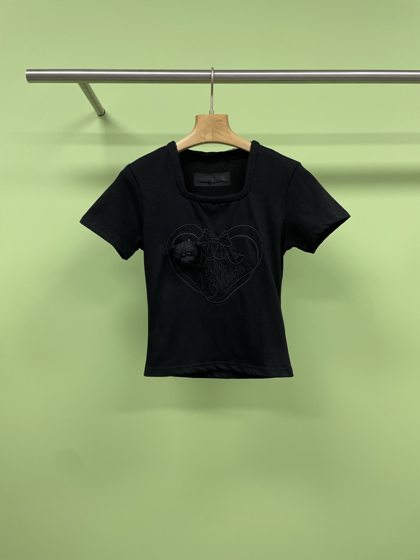 NO:418785,DEMARZO 25 Spring New Short Sleeve T-shirt Lace Series Bow Bear Top, Sweet and Romantic, Fashion Must-have, This T-shirt is based on white and black, and the love lace on the chest is decorated with three-dimensional flowers, showing a sweet girlish style, exquisite design details, adding a touch of high-end feeling. It uses comfortable fabrics, breathable and skin-friendly, and is suitable for daily wear. Whether it is matched with jeans or short skirts, it can easily create a romantic style and explore more sweet possibilities. Start with this love t-shirt. SML, skirts, jeans, T-shirt, tees, t-shirt, alexander wang19860909DEMARZO 25春季新款短袖T恤蕾丝系列蝴蝶结小熊上衣,甜蜜浪漫,时尚必备,这款T恤以白色和黑色为基调,胸前的爱心蕾丝搭配立体花朵装饰,展现出甜美的少女风格,精致的设计细节,增添了一丝高级感.采用舒适面料,透气亲肤,适合日常穿着,无论是搭配牛仔裤还是短裙,都能轻松打造出浪漫风格,探索更多甜蜜可能,就从这件爱心T恤开始. 码数SML,,skirts,jeans,T-shirt,tees，t-shirt,alexander wang,Women's clothing