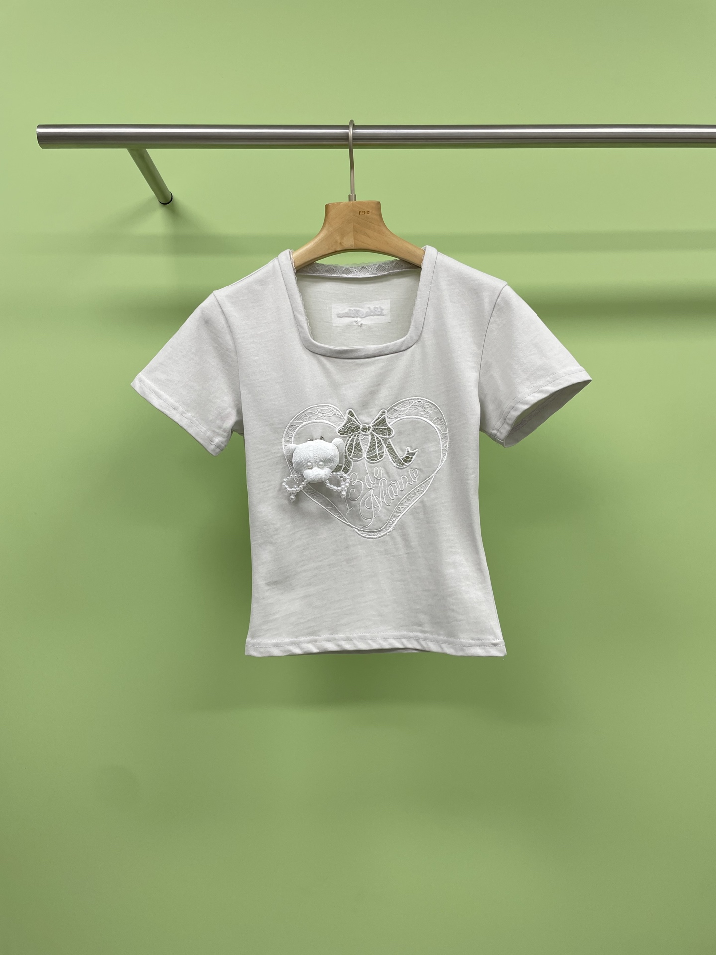 NO:418801,DEMARZO 25 Spring New Short Sleeve T-shirt Lace Series Bow Bear Top, Sweet and Romantic, Fashion Must-have, This T-shirt is based on white and black, and the love lace on the chest is decorated with three-dimensional flowers, showing a sweet girlish style, exquisite design details, adding a touch of high-end feeling. It uses comfortable fabrics, breathable and skin-friendly, and is suitable for daily wear. Whether it is matched with jeans or short skirts, it can easily create a romantic style and explore more sweet possibilities. Start with this love t-shirt. SML, skirts, jeans, T-shirt, tees, t-shirt, alexander wang19860909DEMARZO 25春季新款短袖T恤蕾丝系列蝴蝶结小熊上衣,甜蜜浪漫,时尚必备,这款T恤以白色和黑色为基调,胸前的爱心蕾丝搭配立体花朵装饰,展现出甜美的少女风格,精致的设计细节,增添了一丝高级感.采用舒适面料,透气亲肤,适合日常穿着,无论是搭配牛仔裤还是短裙,都能轻松打造出浪漫风格,探索更多甜蜜可能,就从这件爱心T恤开始. 码数SML,,skirts,jeans,T-shirt,tees，t-shirt,alexander wang,Women's clothing