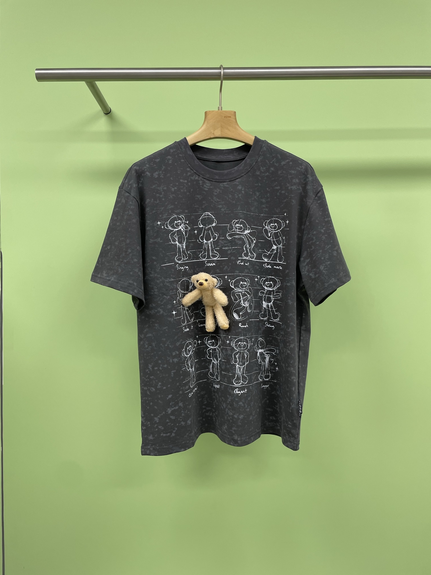 NO:418819,DE MARZO 25 Spring and Summer New Draft Bear Illustration T-shirt Fashion Cotton Short Sleeve, Fun Pattern T-shirt, full of personality and endless playfulness. This T-shirt is made of dark gray as the base and matched with white fun patterns to show a unique sense of fashion. The pattern contains multiple cute characters, each character has different text labels, such as 'Singing' and 'Dream', which are full of childlike fun and creativity. The decoration of the minion on the T-shirt is the finishing touch, adding playfulness, using comfortable fabrics, breathable and skin-friendly, suitable for daily wear. Whether it is matched with jeans or casual pants, it can easily create personality. SML, jeans, T-shirt, tees, t-shirt, alexander wang19860909DE MARZO 25春夏新款草稿熊插画T恤时尚棉质短袖,趣味图案T恤,个性十足,玩味无穷,这款T恤以深灰色为底,搭配白色趣味图案,展现出独特的时尚感.图案中包含多个可爱角色,每个角色都带有不同的文字标签,如“Singing”、“Dream”等,充满童趣和创意.T恤上的小黄人装饰更是点睛之笔,增添玩味,采用舒适面料,透气亲肤,适合日常穿着.无论是搭配牛仔裤还是休闲裤,都能轻松打造出个性. 码数SML,,jeans,T-shirt,tees，t-shirt,alexander wang,Women's clothing