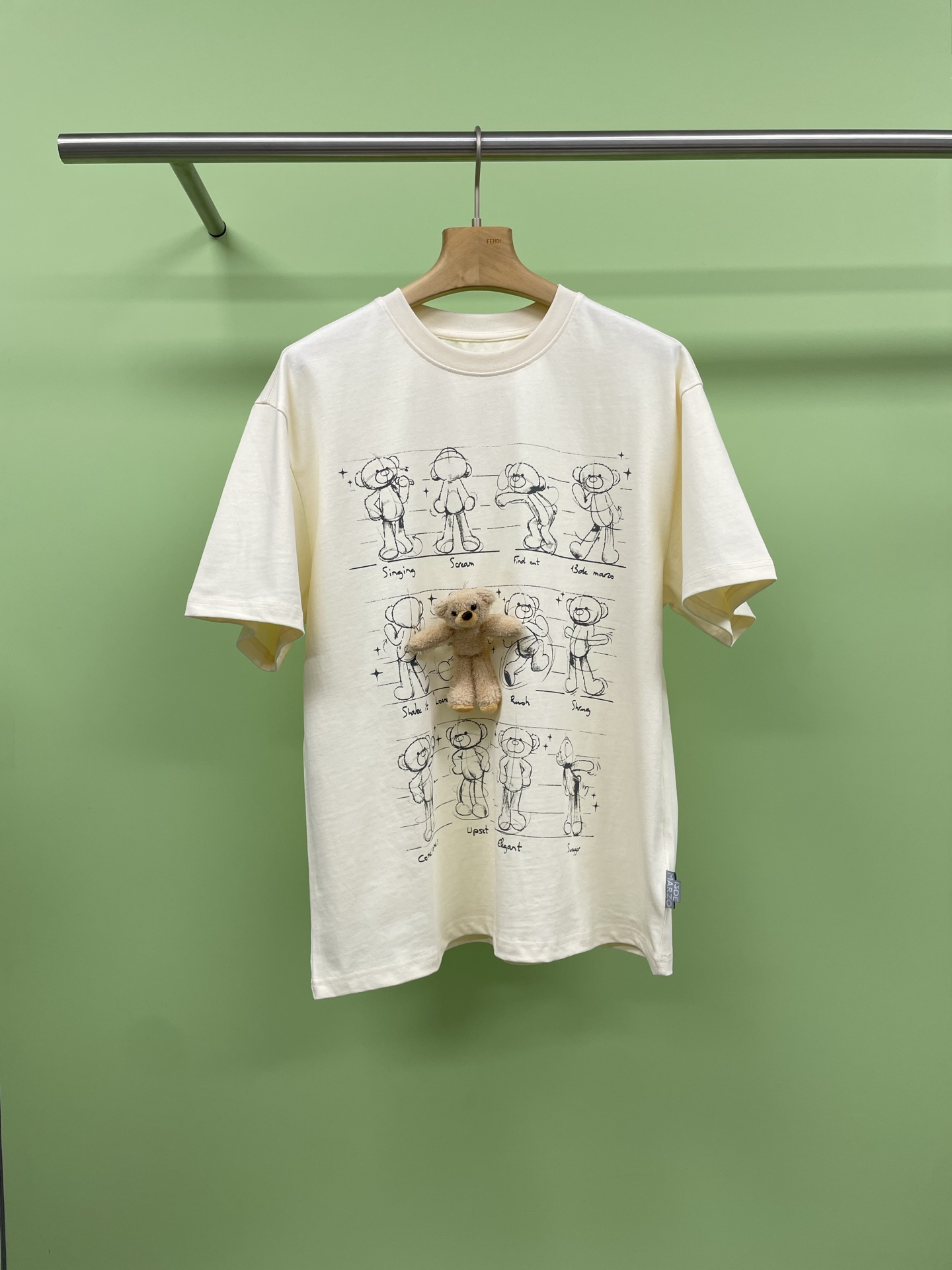 NO:418837,DE MARZO 25 Spring and Summer New Draft Bear Illustration T-shirt Fashion Cotton Short Sleeve, Fun Pattern T-shirt, full of personality and endless playfulness. This T-shirt is made of dark gray as the base and matched with white fun patterns to show a unique sense of fashion. The pattern contains multiple cute characters, each character has different text labels, such as 'Singing' and 'Dream', which are full of childlike fun and creativity. The decoration of the minion on the T-shirt is the finishing touch, adding playfulness, using comfortable fabrics, breathable and skin-friendly, suitable for daily wear. Whether it is matched with jeans or casual pants, it can easily create personality. SML, jeans, T-shirt, tees, t-shirt, alexander wang19860909DE MARZO 25春夏新款草稿熊插画T恤时尚棉质短袖,趣味图案T恤,个性十足,玩味无穷,这款T恤以深灰色为底,搭配白色趣味图案,展现出独特的时尚感.图案中包含多个可爱角色,每个角色都带有不同的文字标签,如“Singing”、“Dream”等,充满童趣和创意.T恤上的小黄人装饰更是点睛之笔,增添玩味,采用舒适面料,透气亲肤,适合日常穿着.无论是搭配牛仔裤还是休闲裤,都能轻松打造出个性. 码数SML,,jeans,T-shirt,tees，t-shirt,alexander wang,Women's clothing