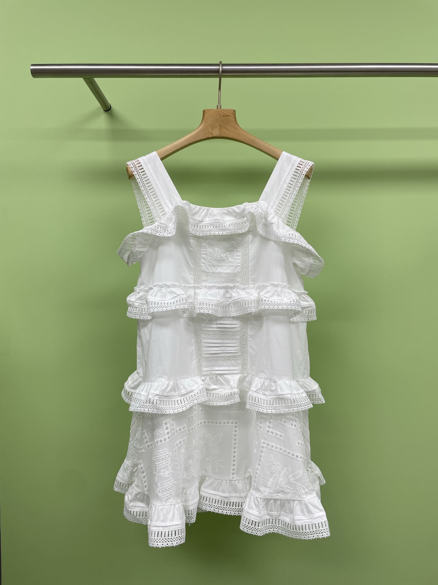 NO:418853,ICE DUST25 spring and summer cotton lace suspender dress, white fairy skirt, sisters have developed a new vacation outfit, heavy-industry water-soluble embroidered lace suspender dress is too exquisite, all of which are customized handmade lace by the brand, each water-soluble embroidered is full of details, the shoulder straps and hem are spliced ​​with lace of different colors, the layers are super rich, the doll skirt style is super age-reducing, the length between the middle of the thigh just covers the butt, making it look slim and long legs, the pear-shaped figure sister closes her eyes, matched with our popular jeans, soft top and cool mix, the holiday atmosphere is directly full, and the photo is taken in minutes to produce a picture. SML, skirts, jeans, alexander wang19860909ICE DUST25春夏棉布蕾丝吊带连衣裙,白色仙仙裙,姐妹们新款开发一套度假穿搭,重工水溶绣花蕾丝吊带裙也太精致了吧,全都是品牌定制的手工蕾丝,每一处水溶绣花都是满满的细节,肩带和下摆用不同花色的蕾丝拼接,层次超丰富,娃娃裙版型超减龄,大腿中间的长度刚好遮住屁屁,显瘦又显腿长,梨形身材姐妹闭眼冲,搭配的我们家爆款牛仔裤,上柔下酷的混搭,度假氛围感直接拉满,拍照分分钟出片. 码数SML,,skirts,jeans,alexander wang,Women's clothing