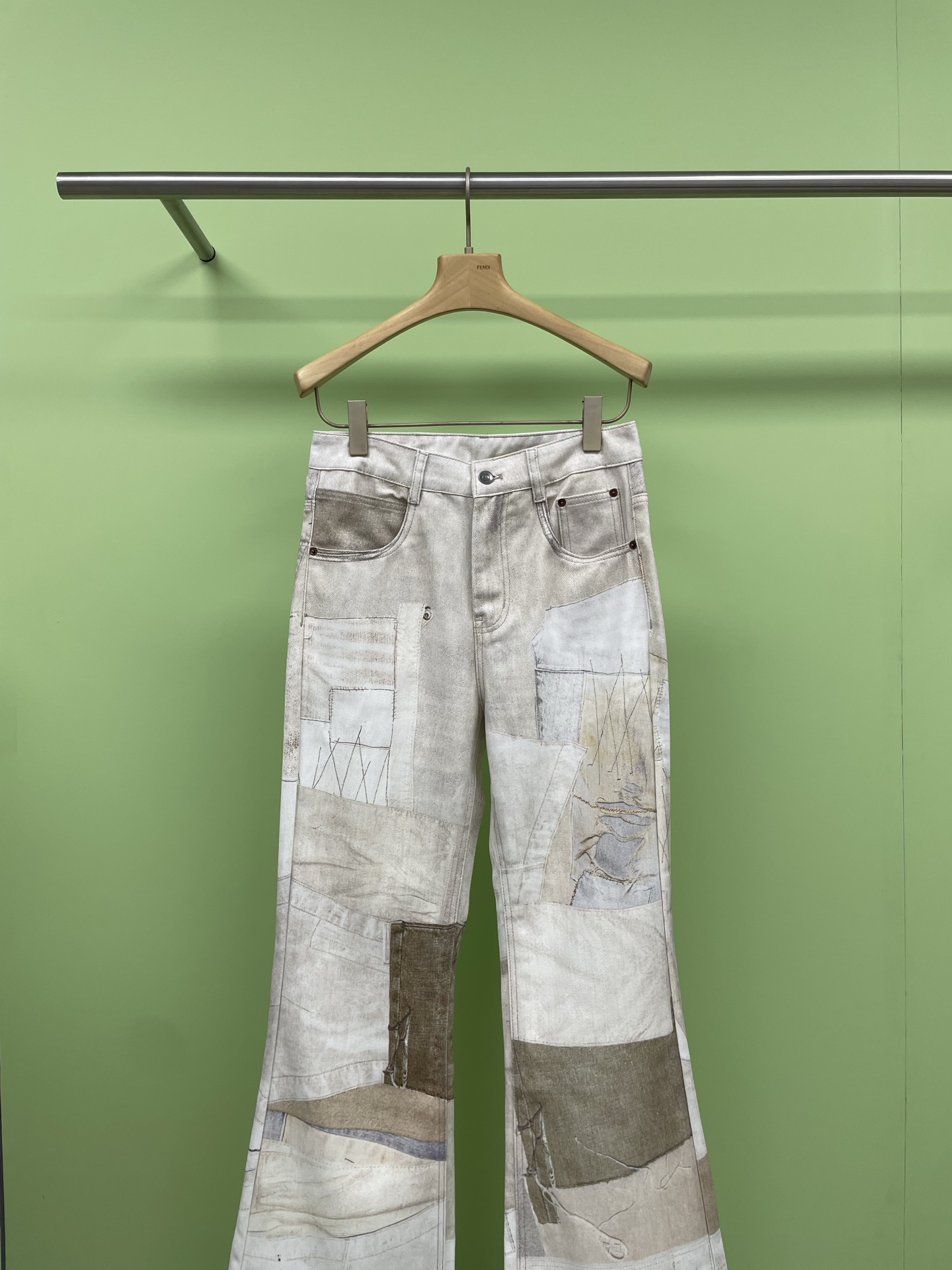 NO:418787,OPEN YY2025 spring and summer new designer brand patch patch patch slim-fitting trousers, old jeans, in the 25s fashion trend, patch patch printing is also a fashion focus. There are more patch patches on the body of the pants to increase the sense of layering. I think this one is very suitable for you to go out for photos or wear to music festivals. The seemingly simple items and the design effect will make people feel very hot. This Korean wide-leg pants are amazing. The niche color patch is super eye-catching, the design is full, and the casual style is super versatile. It looks good no matter how you wear it. When you wear it, it becomes the protagonist of the Korean drama, walking with a style, and the atmosphere is directly grasped. SML, alexander wang19860909OPEN YY2025春夏新款设计师品牌贴布拼接修身微喇裤,老穷风牛仔,在25s的流行趋势中,补丁拼接印花也是一个时尚重点,裤身部分做了比较多的拼接补丁来增加层次感,这条我觉得很适合你们出去拍照或者穿去音乐节,看似简单的单品加上设计效果就是会让人觉得很有辣妹品味,这条韩式阔腿裤绝啦,小众拼色超吸睛,设计感满满,休闲风格超百搭,不管咋穿都好看,穿上它秒变韩剧主角,走路带风,氛围感直接拿捏. 码数SML,,alexander wang,Women's clothing