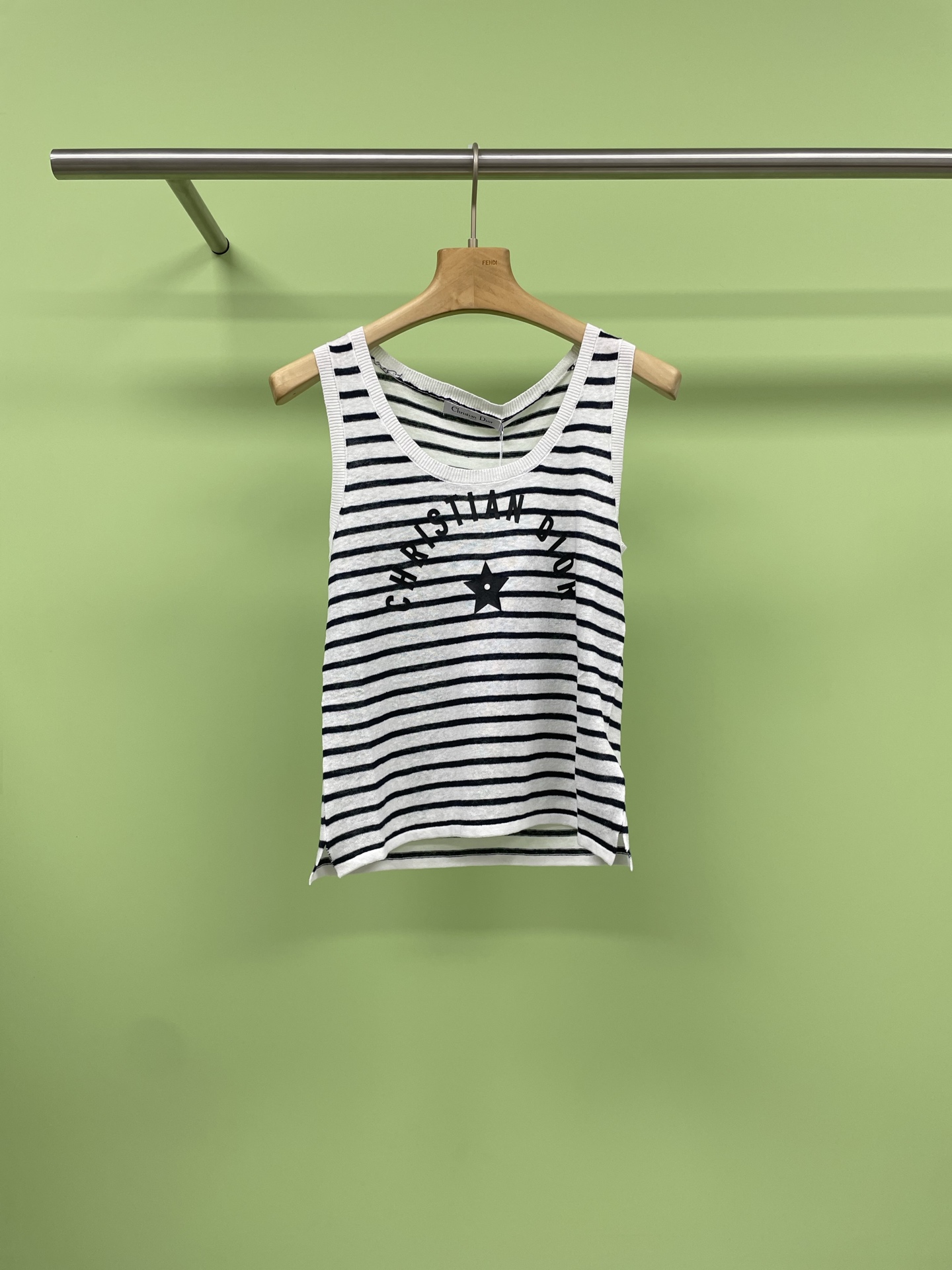 NO:422671,Dior2025 spring and summer new knitted striped vest, simple and brilliant outfit, striped vest is versatile and slim, classic stripes are never out of date, simple and high-end, with a slim effect, visually super refreshing, round neck design just can modify the neck lines, inadvertently revealing the delicate collarbone, a small sexy grasp, the fabric is the soft and skin-friendly knit, elastic, comfortable and comfortable to wear with close body, no sense of restraint, single wear  It shows a graceful figure confidently and turns around when walking on the street; it can create a sense of layering with a light cardigan or a loose shirt, and it can be adapted to commute and date. Whether it is casual and casual with jeans or sweet and playful skirts, it can be done with one click. It is simply the 'universal player' in the wearable industry. SML, dior, skirts, jeans, shirts, alexander  wang19860909Dior2025春夏新款针织条纹背心,简简单单就能出彩的穿搭,条纹背心百搭显瘦,经典的条纹永不过时,简约又高级,自带显瘦效果,视觉上还超清爽,圆领设计刚好能修饰颈部线条,不经意间露出精致锁骨,小性感拿捏,面料是那种软糯亲肤的针织,弹性敲好,贴身穿舒适又自在,完全没有束缚感,单穿它,自信展现曼妙身形,走在街上回头率拉满；搭件轻薄小开衫或者宽松衬衫,又能打造出层次感,通勤、约会都适配,下身无论是配牛仔裤的随性休闲,还是小短裙的甜美俏皮,都能一键搞定,简直是穿搭界的“万能选手”码数SML,,dior,skirts,jeans,shirts,alexander wang,Women's clothing