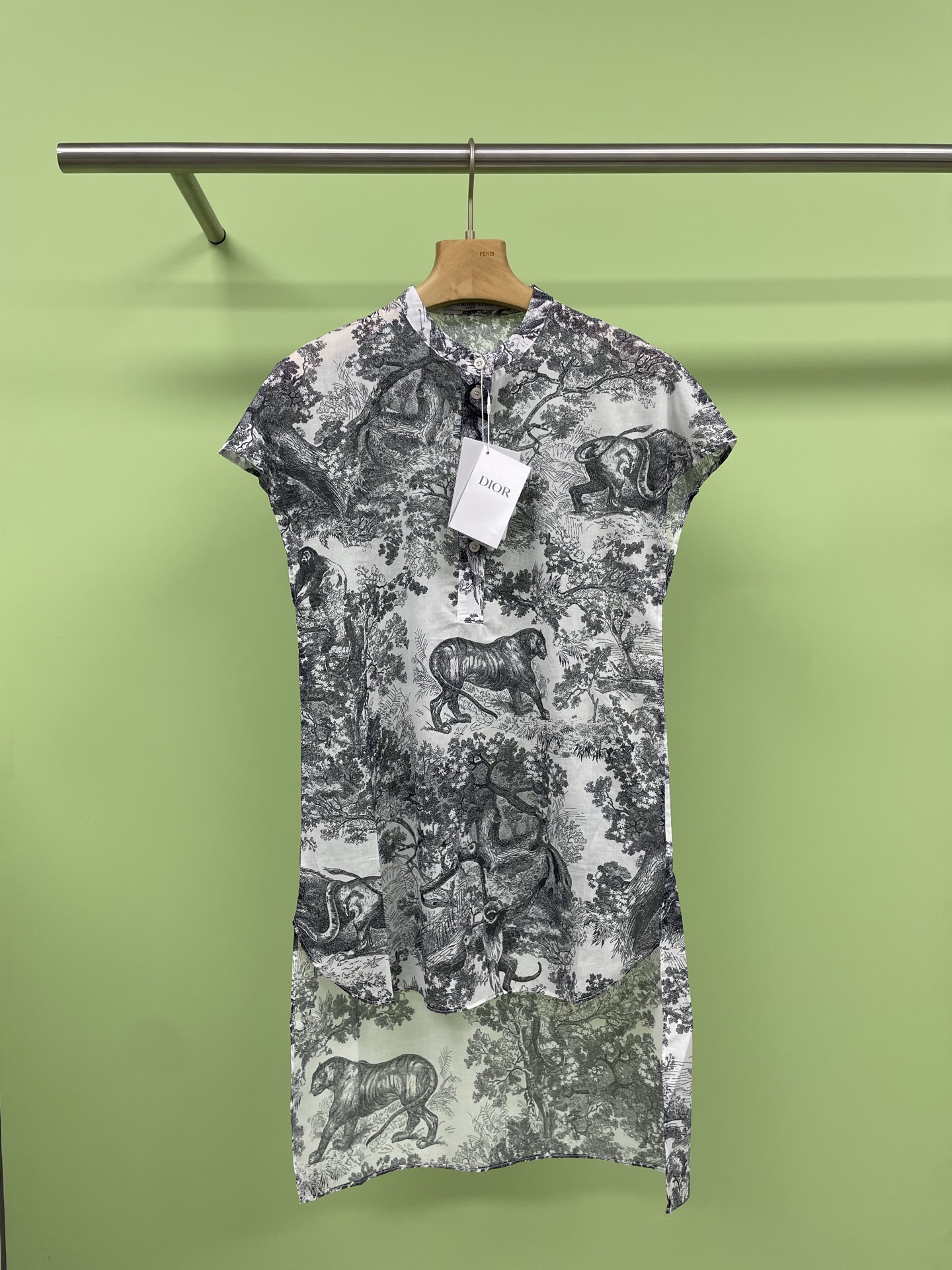 NO:422690,DIOR2025 spring and summer ink painting series round neck shirt skirt, this one is really not picky about people and looks very slim. It is short in front and long in the back. The blue and white tone is very atmospheric and noble. The fabric is thin pure cotton, close to the thin feeling of silk cotton, very soft and close to the body and comfortable. You can see that the printing color penetrates into the inside is not single-sided. The fabric has a cool feeling and is cool and comfortable in summer. The ink painting-like pattern is like a flowing scroll, making people feel as if they are in the mountains and rivers, gentle girls and age-reducing. It is suitable for daily photography on travel, vacation and party. The loose style can be worn alone or with a belt to show the waist. It is a perfect 100% return rate. SML, dior, skirts, shirts, alexander wang19860909DIOR2025春夏水墨画系列圆领衬衫裙,这款真的不挑人穿着很显瘦,前短后长的设计,整个青花的色调非常大气,很高贵的感觉,面料是薄薄的纯棉,接近于丝棉的薄感,非常柔贴身很舒服的,可以看到内里也渗透进去的印花颜色不是单面的,面料自带凉感夏季穿着凉快又舒适,水墨画般的图案,仿佛一幅流动的画卷,让人仿佛置身于山水之间,温柔少女又减龄,旅游度假聚会日常拍照都适合,宽松的版型可以单穿也可以配一条腰带显腰身,简直一件完美回头率百分百.码数SML,,dior,skirts,shirts,alexander wang,Women's clothing