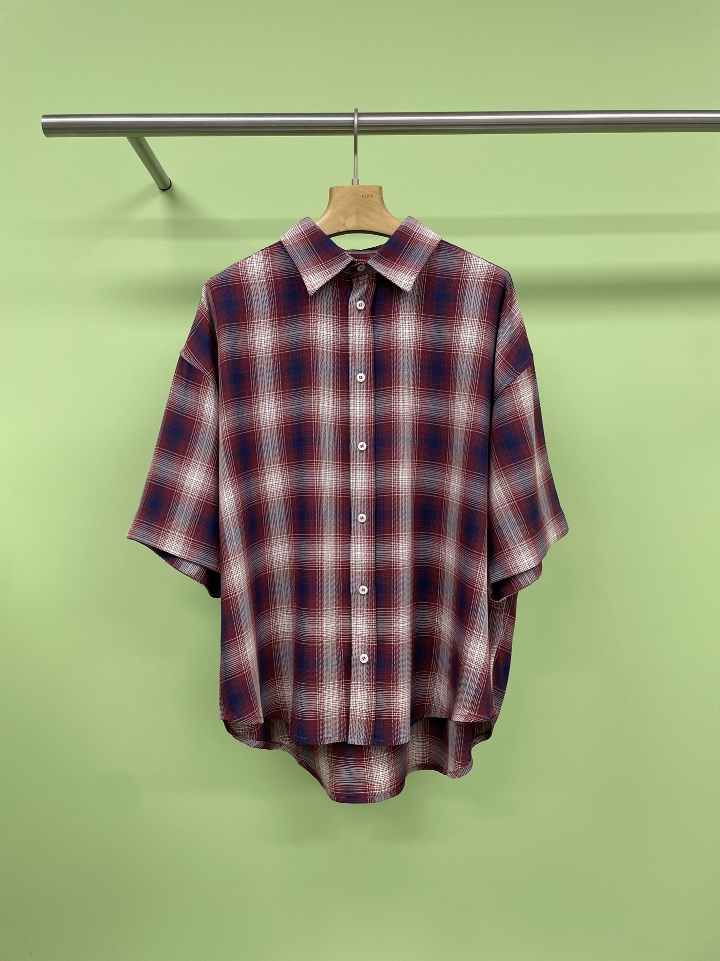 NO:422713,Acne Studios 2025 Early Spring Midsummer Night Series Plaid Short-Sleeve Shirt, How can you miss this refreshing plaid shirt when summer comes, pure cotton material, soft touch and excellent breathability. When you wear it, it seems that you will feel refreshed. The thin texture will not feel stuffy even in hot summer. It is really a savior of summer outfits. The plaid design is simple and classic. Whether you are casual or commuting, you can easily control it. The loose style, no matter you are a little fairy or a cute girl in the slightly fat world, you can wear your own style. Paired with shorts, jeans or skirts, you can become the most eye-catching girl on the streets in summer. Comfortable and breathable, and it is definitely a versatile ace in the summer wardrobe. S M L,,acne  studios,dior,skirts,shorts,jeans,shirts,T-shirt,alexander wang19860909Acne Studios 2025早春仲夏夜系列格子短袖衬衣,夏天来了怎能少了这款清爽的格子衬衫呢,纯棉材质,触感柔软,透气性极佳,穿上它仿佛连心情都变得清爽起来,轻薄的质感,即使是炎热的夏日也不会感到闷热,真是夏季穿搭的救星,格纹设计简约又经典,无论是休闲还是通勤,都能轻松驾驭,宽松的版型,无论你是小仙女还是微胖界的萌妹,都能穿出自己的风格,搭配短裤、牛仔裤或是半身裙,都能让你成为夏日街头最亮眼的girl,舒适透气,绝对是夏季衣橱里的百搭王牌. 码数S M L,,acne studios,dior,skirts,shorts,jeans,shirts,T-shirt,alexander wang,Women's clothing