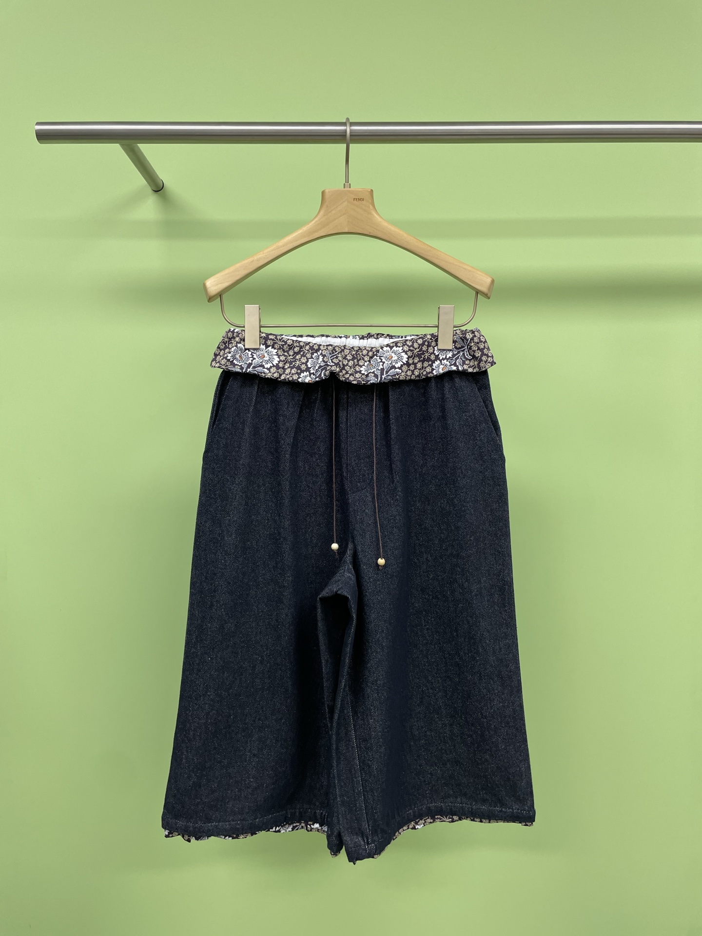 NO:422636,ICEDUST's new product 25 spring and summer splicing floral washing jeans, shorts, and mid-trousers. It's a pair of pants that live up to expectations. It can be said to be one of the most efficient items in summer. It's made of washing, grinding and getting worn out. It's also a pair of pants that I like very much. The casual style of five-point pants really makes it fashionable. The denim color is also very special. It is especially suitable for loose sweatshirts or jackets to add cool and handsome street temperament. When paired with truncated T-shirts, it injects feminine sexy charm. You can also layer a vest to add a sense of styling. Fashion and practical wear are both casual and stylish. The combination shows a fashionable and cool attitude. It can be matched with a simple T-shirt or vest, and you can go out easily. It is very suitable for daily wear and is definitely a must-have item in the summer wardrobe. SML, hoodie, sweatshirts, shorts, jeans, jackets &  coats, tees, t-shirt, alexander wang19860909ICEDUST新品25春夏拼接碎花水洗牛仔裤短裤中裤,不辜负期待的一条裤子,可以说是夏天利用率最高的单品之一,水洗磨白做旧都做的很,好也是我超喜欢的一条裤子,休闲风格的五分裤真的很多人喜欢搭什么都自带时髦感,牛仔颜色也很特,别与宽松的卫衣或夹克搭配更添酷帅街头气质,与截短T恤搭配则注入女性性感魅力,也可以叠搭马甲来增添造型层次感,时尚与实穿兼备随,意搭配都尽显时髦飒爽态度,搭配简单的T恤或者背心,就能轻松出门,非常适合日常穿搭,绝对是夏季衣橱里的必备单品. 码数SML,,hoodie,sweatshirts,shorts,jeans,jackets & coats,tees，t-shirt,alexander wang,Women's clothing