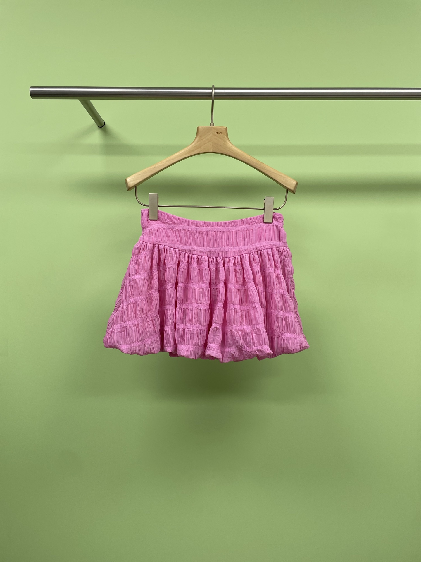 NO:422654,YANAG2025 spring and summer new designer brand Shell Coral Decorative Flower Bun Skirt is attracted by this flower Bun Skirt at a glance. Whether you are commuting on a daily basis or shopping, it can easily grasp the dressing occasion. It can be used with T-shirts, shirts, vests, etc. It can be controlled by almost all tops. The style is more toned. The naturally tailored flower Bun hem is very playful. The style is a relatively simple A-line skirt. The upper body is very modified and the body is particularly inclusive. The skirt is designed with a high waistline, which visually lengthens the proportions of the entire lower body. If the skirt is long, it looks almost the middle of the thigh. There is no feeling of height pressing. Tall and small people are easy to wear. No matter what kind of top you match, it can be matched very well.  SML, Skirts,shirts,tees,t-shirt,alexander wang19860909YANAG2025春夏新品设计师品牌贝壳珊瑚装饰花苞半身裙,一眼就被这款花苞半裙给吸引住了,不管你是日常通勤还是约会逛街,它都能轻松把握穿衣场合,搭配上T恤、衬衫、背心等几乎所有上衣都能驾驭,版型比较有腔调感,自然剪裁的花苞下摆,蓬蓬很有俏皮感,版型上的话属于比较简单的小A字裙,上身非常修饰身材,包容性也特别好,裙身是高腰线的设计,从视觉上会拉长整个下半身的比例线条,裙长的话差不多是到大腿中部的样子,没有压身高的感觉,高个子小个子都好穿,无论是搭配什么样的上装都能搭配的很好看. 码数SML,,skirts,shirts,tees，t-shirt,alexander wang,Women's clothing