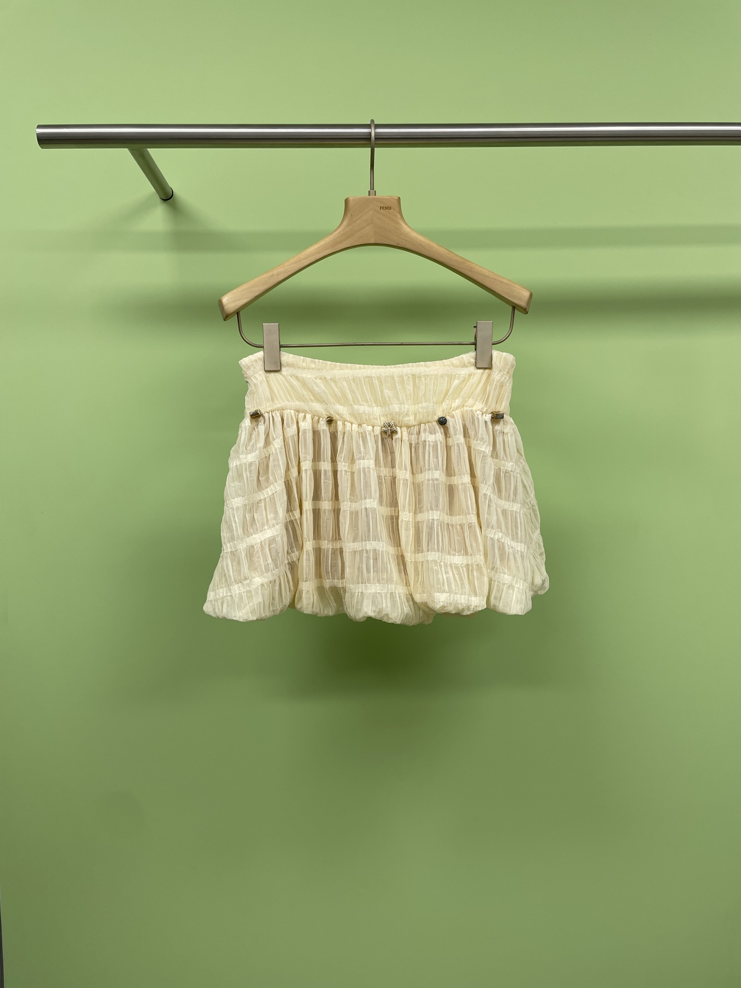 NO:422673,YANAG2025 spring and summer new designer brand Shell Coral Decorative Flower Bun Skirt is attracted by this flower Bun Skirt at a glance. Whether you are commuting on a daily basis or shopping, it can easily grasp the dressing occasion. It can be used with T-shirts, shirts, vests, etc. It can be controlled by almost all tops. The style is more toned. The naturally tailored flower Bun hem is very playful. The style is a relatively simple A-line skirt. The upper body is very modified and the body is particularly inclusive. The skirt is designed with a high waistline, which visually lengthens the proportional lines of the entire lower body. If the skirt is long, it looks almost the middle of the thigh. There is no feeling of suppressing height. Tall and small people are easy to wear. No matter what kind of top you match, it can be matched very well.  SML, Skirts,shirts,tees,t-shirt,alexander wang19860909YANAG2025春夏新品设计师品牌贝壳珊瑚装饰花苞半身裙,一眼就被这款花苞半裙给吸引住了,不管你是日常通勤还是约会逛街,它都能轻松把握穿衣场合,搭配上T恤、衬衫、背心等几乎所有上衣都能驾驭,版型比较有腔调感,自然剪裁的花苞下摆,蓬蓬很有俏皮感,版型上的话属于比较简单的小A字裙,上身非常修饰身材,包容性也特别好,裙身是高腰线的设计,从视觉上会拉长整个下半身的比例线条,裙长的话差不多是到大腿中部的样子,没有压身高的感觉,高个子小个子都好穿,无论是搭配什么样的上装都能搭配的很好看. 码数SML,,skirts,shirts,tees，t-shirt,alexander wang,Women's clothing