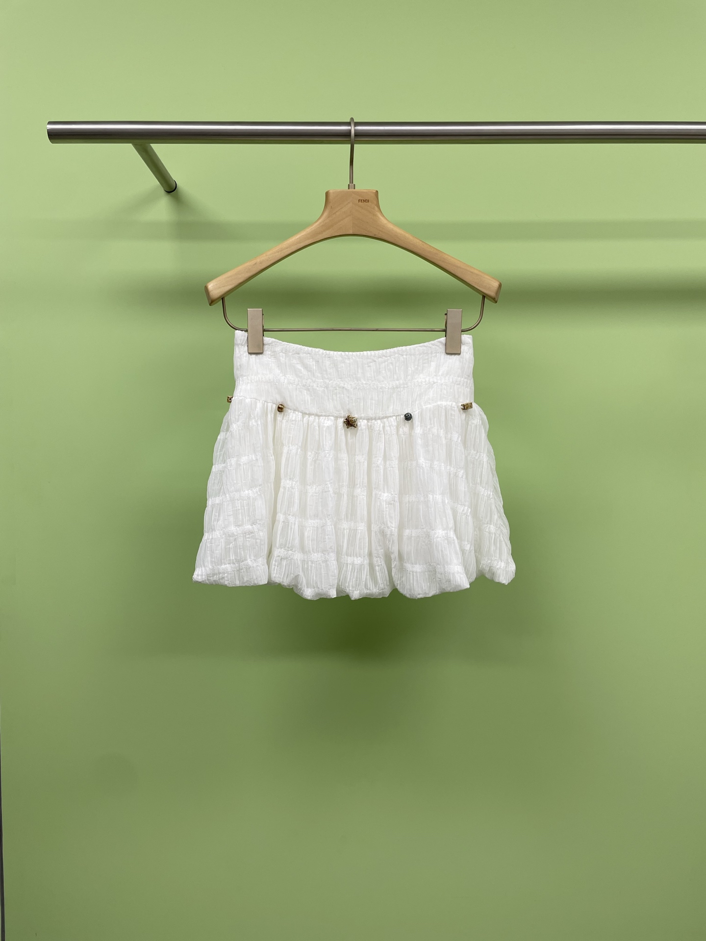 NO:422692,YANAG2025 spring and summer new designer brand Shell Coral Decorative Flower Bun Skirt is attracted by this flower Bun Skirt at a glance. Whether you are commuting on a daily basis or shopping, it can easily grasp the dressing occasion. It can be used with T-shirts, shirts, vests, etc. It can be controlled by almost all tops. The style is more toned. The naturally tailored flower Bun hem is very playful. The style is a relatively simple A-line skirt. The upper body is very modified and the body is particularly inclusive. The skirt is designed with a high waistline, which visually lengthens the proportional lines of the entire lower body. If the skirt is long, it looks almost the middle of the thigh. There is no feeling of suppressing height. Tall and small people are easy to wear. No matter what kind of top you match, it can be matched very well.  SML, Skirts,shirts,tees,t-shirt,alexander wang19860909YANAG2025春夏新品设计师品牌贝壳珊瑚装饰花苞半身裙,一眼就被这款花苞半裙给吸引住了,不管你是日常通勤还是约会逛街,它都能轻松把握穿衣场合,搭配上T恤、衬衫、背心等几乎所有上衣都能驾驭,版型比较有腔调感,自然剪裁的花苞下摆,蓬蓬很有俏皮感,版型上的话属于比较简单的小A字裙,上身非常修饰身材,包容性也特别好,裙身是高腰线的设计,从视觉上会拉长整个下半身的比例线条,裙长的话差不多是到大腿中部的样子,没有压身高的感觉,高个子小个子都好穿,无论是搭配什么样的上装都能搭配的很好看. 码数SML,,skirts,shirts,tees，t-shirt,alexander wang,Women's clothing