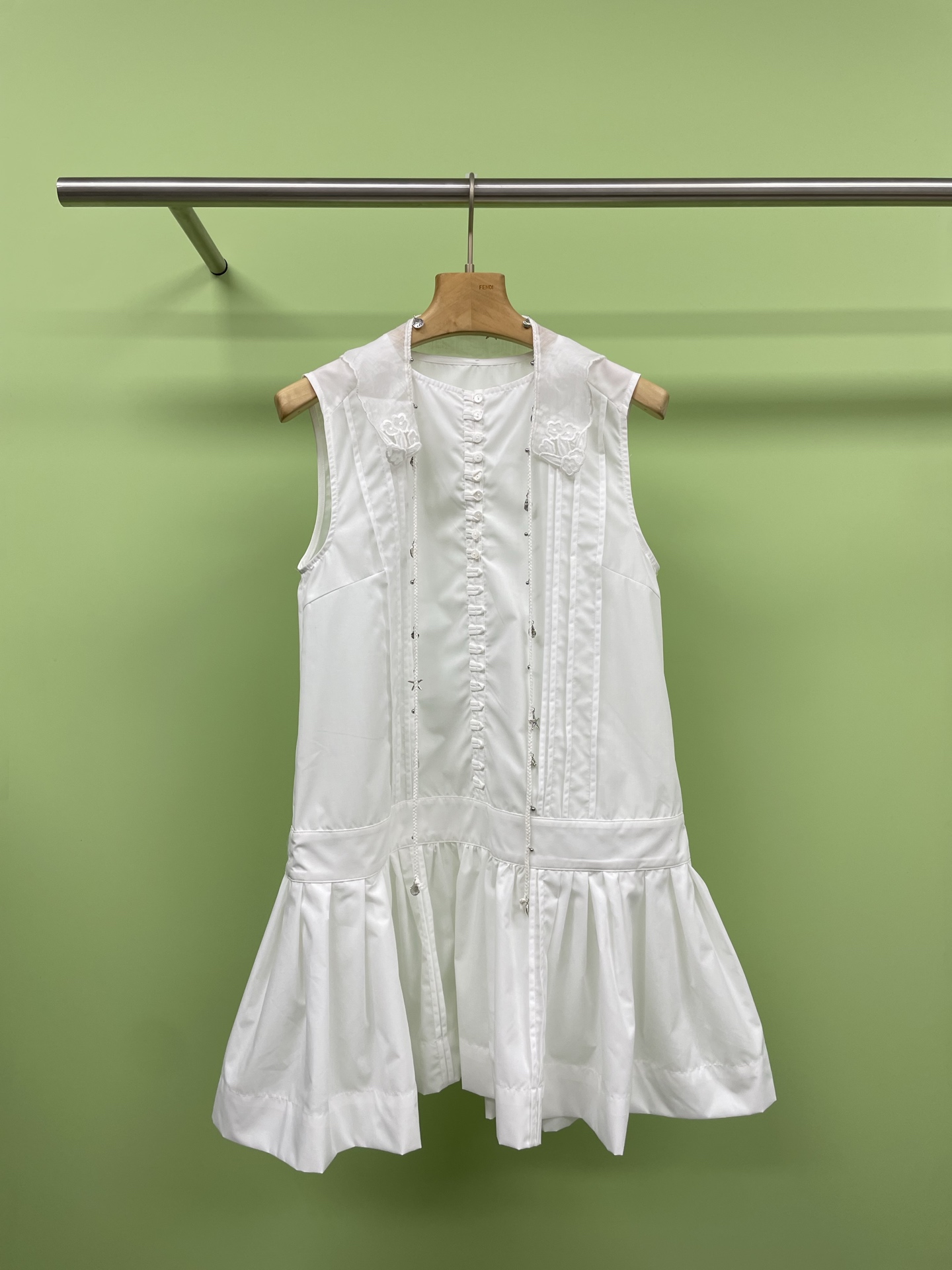 NO:422714,MARCHEN2025SS Spring and summer shell starfish embroidered hollow collar cliff picnic short dress, a must-have embroidered hollow dress on the beach, summer is here, seaside vacation has become a dream for many people. If you want to take beautiful photos on the sunny beach, a suitable skirt is absolutely indispensable. Today I recommend a fresh style of seaside vacation style hollow decorative collar dress, women's summer French niche tea break Yunnan travel outfit skirt, this long skirt is not only unique in style, but also hollow  The design adds more charm and is suitable for girls of all sizes. Whether they are slightly fat or thin, they can wear their own style. The round neck and a detachable multi-function decorative collar are designed to make the matching more free. It is suitable for all occasions, whether it is grass or beach. This dress can make you the focus, and it has a wide range of applications. Whether it is daily travel or special occasions, it can allow you to spend every summer elegantly. Come and plan your beach vacation outfit together now.  SML, skirts, alexander wang19860909MARCHEN2025SS春夏贝壳海星刺绣镂空领悬崖野餐短款连衣裙,海边度假必备刺绣镂空连衣裙,夏天来了,海边度假成了很多人的梦想,想要在阳光海滩上拍出美美的照片,一件合适的裙子绝对少不了,今天给大家推荐一款风格清新的海边度假风镂空装饰领连衣裙,女装夏季法式小众茶歇云南旅游穿搭裙子,这款长裙不仅款式独特,镂空设计更添韵味,适合各种身材的女生,无论是微胖还是瘦瘦的,都能穿出自己的风格,圆领加一个可拆卸多功能装饰领边,设计使得搭配更加自由,适合各种场合,无论是草地还是海边,这款连衣裙都能让你成为焦点,而且它的适用范围广泛,无论是日常出游还是特别场合,都能让你优雅度过每一个夏日时光,现在就来一起,规划你的海边度假穿搭吧. 码数SML,,skirts,alexander wang,Women's clothing