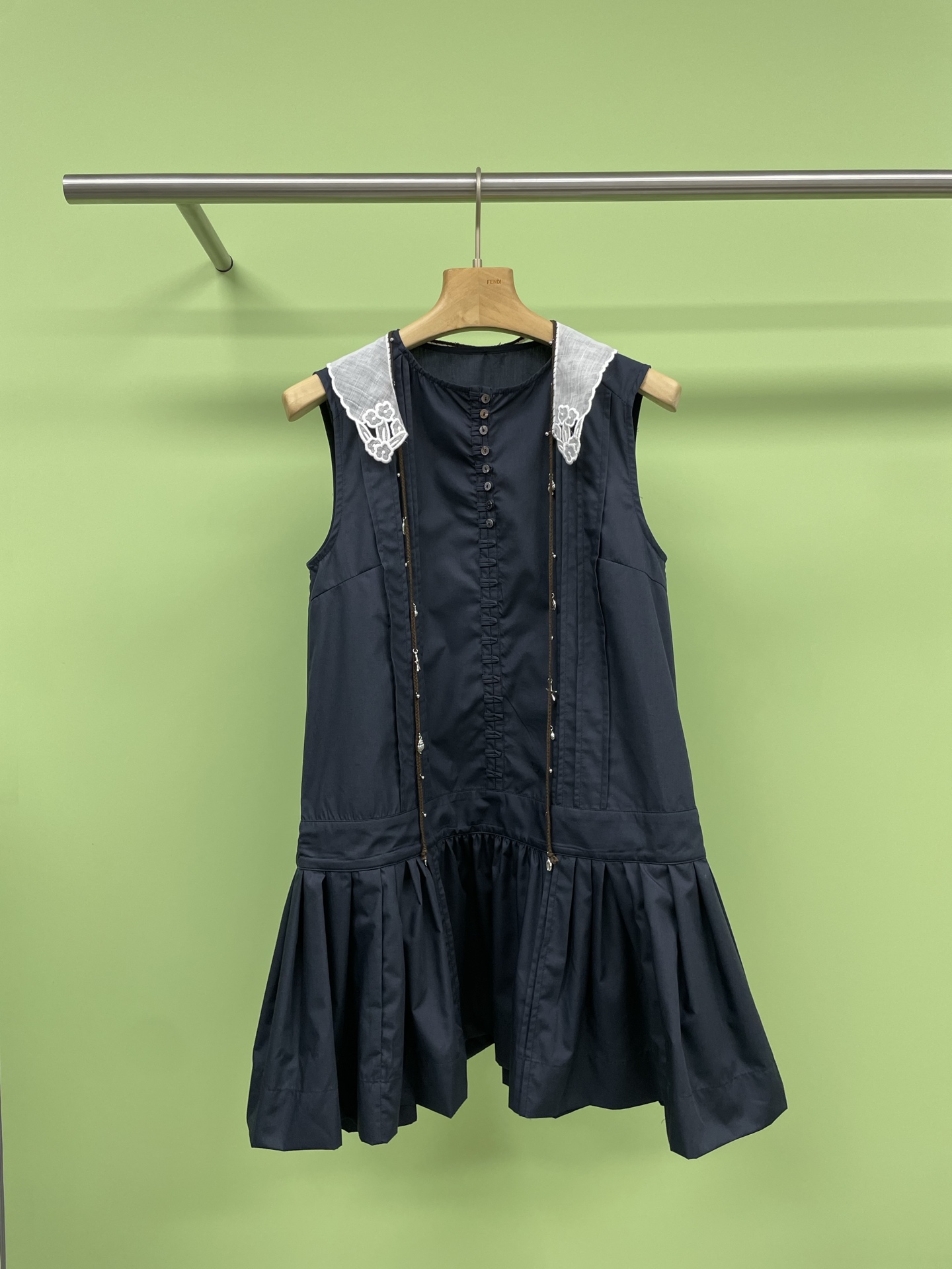 NO:422731,MARCHEN2025SS Spring and summer shell starfish embroidered hollow collar cliff picnic short dress, a must-have embroidered hollow dress on the beach, summer is here, seaside vacation has become a dream for many people. If you want to take beautiful photos on the sunny beach, a suitable skirt is absolutely indispensable. Today I recommend a fresh style of seaside vacation style hollow decorative collar dress, women's summer French niche tea break Yunnan travel outfit skirt, this long skirt is not only unique in style, but also hollow  The design adds more charm and is suitable for girls of all sizes. Whether they are slightly fat or thin, they can wear their own style. The round neck and a detachable multi-function decorative collar are designed to make the matching more free. It is suitable for all occasions, whether it is grass or beach. This dress can make you the focus, and it has a wide range of applications. Whether it is daily travel or special occasions, it can allow you to spend every summer elegantly. Come and plan your beach vacation outfit together now.  SML, skirts, alexander wang19860909MARCHEN2025SS春夏贝壳海星刺绣镂空领悬崖野餐短款连衣裙,海边度假必备刺绣镂空连衣裙,夏天来了,海边度假成了很多人的梦想,想要在阳光海滩上拍出美美的照片,一件合适的裙子绝对少不了,今天给大家推荐一款风格清新的海边度假风镂空装饰领连衣裙,女装夏季法式小众茶歇云南旅游穿搭裙子,这款长裙不仅款式独特,镂空设计更添韵味,适合各种身材的女生,无论是微胖还是瘦瘦的,都能穿出自己的风格,圆领加一个可拆卸多功能装饰领边,设计使得搭配更加自由,适合各种场合,无论是草地还是海边,这款连衣裙都能让你成为焦点,而且它的适用范围广泛,无论是日常出游还是特别场合,都能让你优雅度过每一个夏日时光,现在就来一起,规划你的海边度假穿搭吧. 码数SML,,skirts,alexander wang,Women's clothing