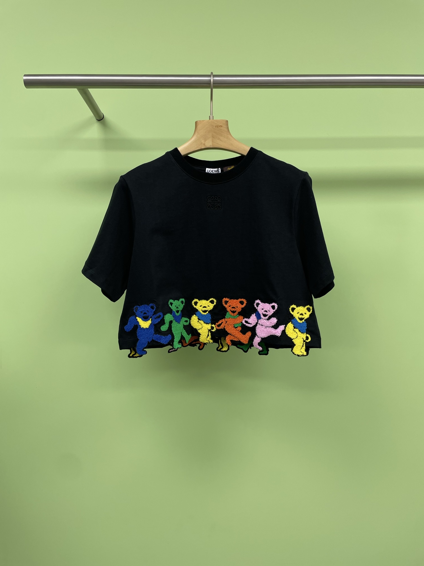 NO:424336,LOEWE 2025 spring and summer new doll embroidered T-shirt, colorful bears that I like very much in summer outfits, super interesting summer limited-time series, bear T is so cute, embroidered bears are so exquisite, a group of lively and cute bears are dancing, they simply cute my heart, the designs of the bears are super exquisite, every detail reveals the designer's intention, and they seem to be telling a silent love, people can feel full of warmth and happiness when wearing it, the overall shape is both harmonious and fashionable. Such a combination can make you the focus whether you go out shopping or date, baby, come and try this super cute bear T-shirt, it can not only show your sweet temperament, but also make you stand out from the crowd. SML, loewe, tees, t-shirt, alexander wang19860909LOEWE2025春夏新款公仔刺绣T恤,夏日穿搭超喜欢的彩色小熊,超有趣的夏日限时系列,小熊T好可爱,刺绣小熊好精致,一群活泼可爱的小熊在跳舞呢,它们简直萌化了我的心,小熊们的设计超级精致,每一个细节都透露出设计师的用心,而且它们似乎在诉说着一种无声的爱意,让人穿上它就能感受到满满的温暖和幸福,整体造型既和谐又时尚,这样的搭配,无论是出门逛街还是约会,都能让你成为焦点哦,宝贝们,快来试试这款超萌小熊T恤吧,它不仅能展现你的甜美气质,还能让你在人群中脱颖而出. 码数SML,,loewe,tees，t-shirt,alexander wang,Women's clothing