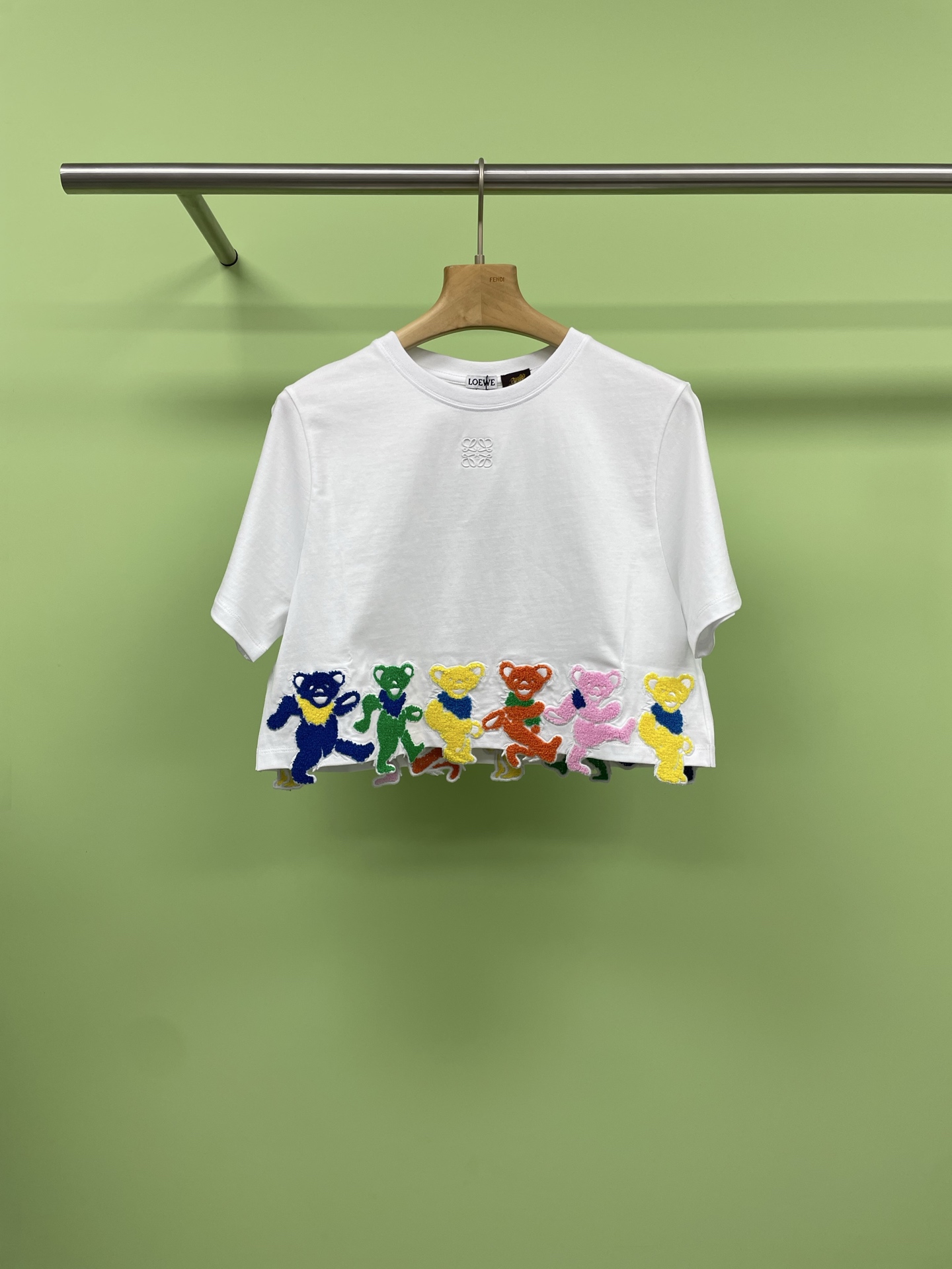 NO:424361,LOEWE 2025 spring and summer new doll embroidered T-shirt, colorful bears that I like very much in summer outfits, super interesting summer limited-time series, bear T is so cute, embroidered bears are so exquisite, a group of lively and cute bears are dancing, they simply cute my heart, the designs of the bears are super exquisite, every detail reveals the designer's intention, and they seem to be telling a silent love, people can feel full of warmth and happiness when wearing it, the overall shape is both harmonious and fashionable. Such a combination can make you the focus whether you go out shopping or date, baby, come and try this super cute bear T-shirt, it can not only show your sweet temperament, but also make you stand out from the crowd. SML, loewe, tees, t-shirt, alexander wang19860909LOEWE2025春夏新款公仔刺绣T恤,夏日穿搭超喜欢的彩色小熊,超有趣的夏日限时系列,小熊T好可爱,刺绣小熊好精致,一群活泼可爱的小熊在跳舞呢,它们简直萌化了我的心,小熊们的设计超级精致,每一个细节都透露出设计师的用心,而且它们似乎在诉说着一种无声的爱意,让人穿上它就能感受到满满的温暖和幸福,整体造型既和谐又时尚,这样的搭配,无论是出门逛街还是约会,都能让你成为焦点哦,宝贝们,快来试试这款超萌小熊T恤吧,它不仅能展现你的甜美气质,还能让你在人群中脱颖而出. 码数SML,,loewe,tees，t-shirt,alexander wang,Women's clothing
