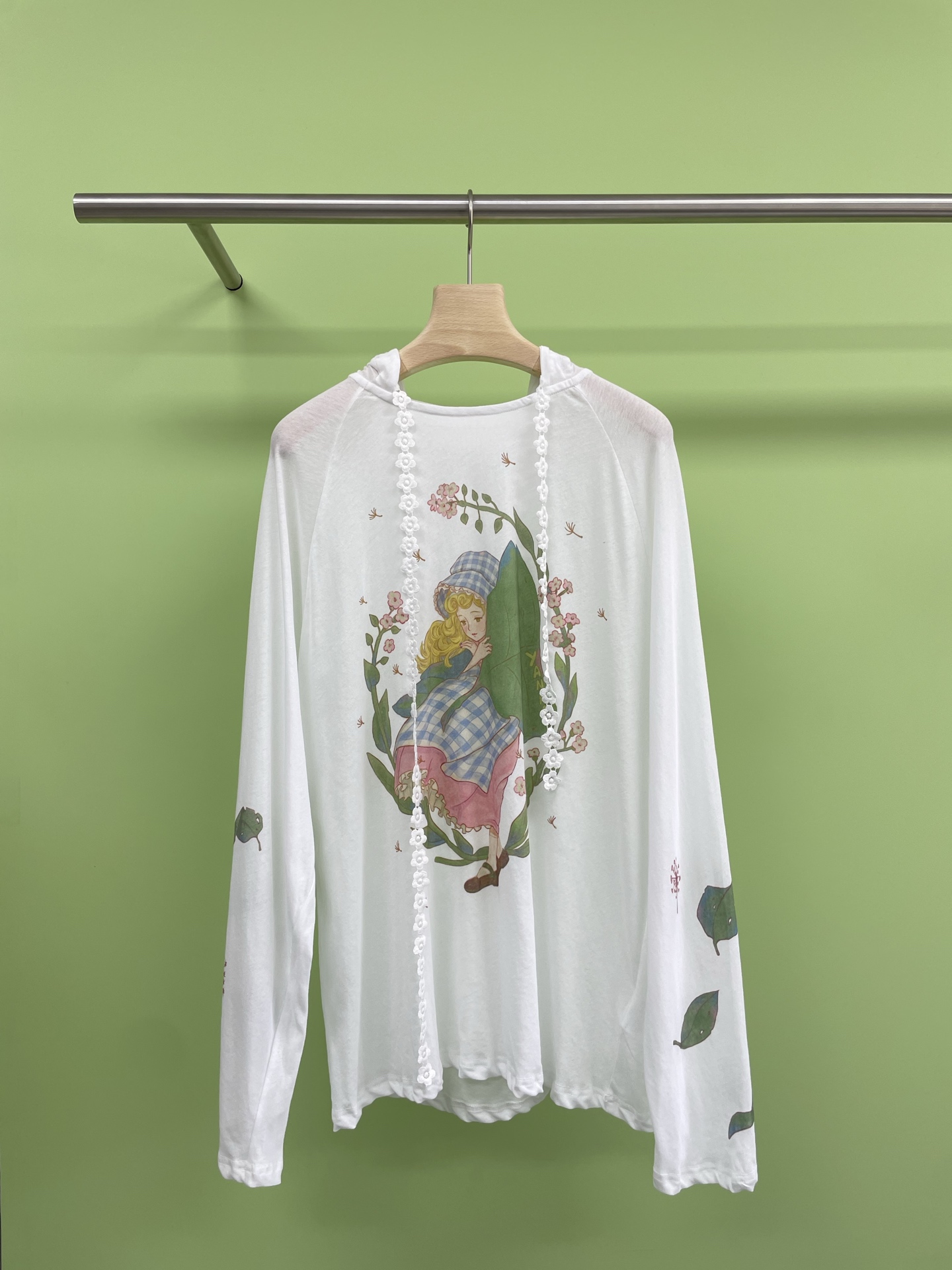 NO:417636,YANAG25 new product hooded sunscreen top wrapped in leaves, spring limited romantic long-sleeved hooded base shirt, sisters, can't help but want to recommend the treasure base shirt, spring's gentleness is hidden in this white hooded long-sleeved T-shirt, its loose style is very friendly to all kinds of figures, casual and comfortable, niche design is unique and eye-catching, bid farewell to the street style. Wear it, walk on the street, casual and fashionable, and easily show your unique style, sweet and high-end, eye-catching and not overly ostentatious, it's great to take photos, dates and shopping. SMSL, tees, t-shirt, hats, alexander wang19860909YANAG25新品树叶包裹的女孩连帽防晒衫上衣,春日限定浪漫长袖连帽打底衫,姐妹们,忍不住又要安利的宝藏打底衫,春日的温柔藏在这件白色连帽长袖T恤里,它宽松版型对各种身材很友好,随性自在,小众设计别致吸睛,告别烂大街的款式.穿上它,漫步街头,休闲又时尚,轻松展现独属于你的洋气态度,甜美又不失高级感,抢眼又不会过分张扬,拍照约会逛街都好可啊. 码数ＳＭＬ,,tees，t-shirt,hats,alexander wang,Women's clothing