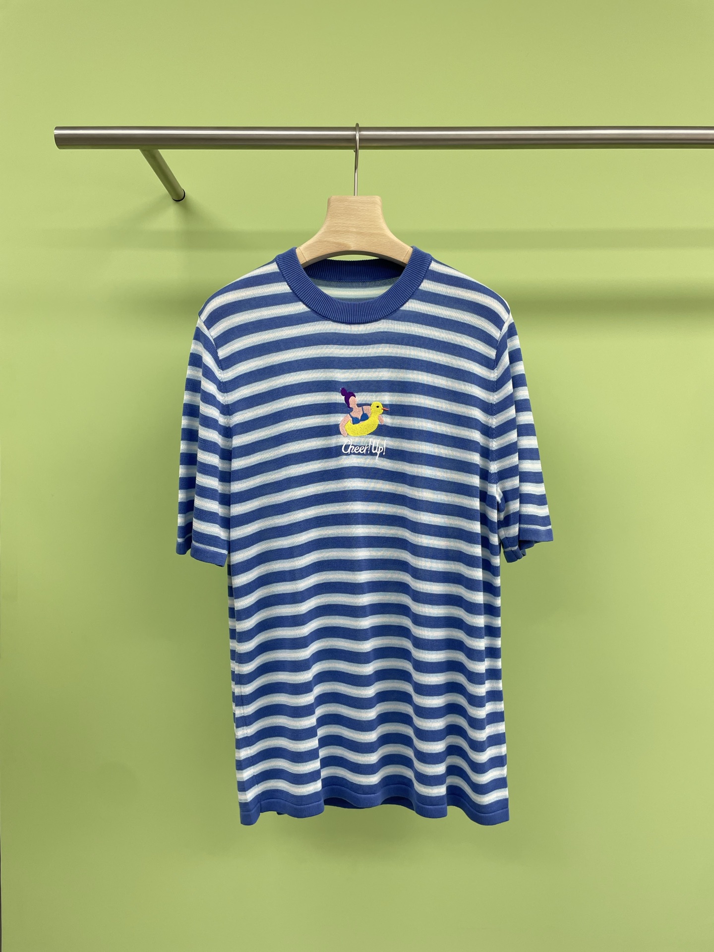 NO:417558,CHEER UP Designer Brand 25 Summer Pool Party Knitted Short-Sleeve T-shirt, Baozi, have developed a new outfit for you. The 2025 early spring new style, completely growing on my aesthetic point, light blue striped sweater, round neck design, playful and cute, easily lengthening the neck line, loose style hides the flesh and makes you look slim, not picky about the figure, delicate knitted fabric, soft and skin-friendly, very comfortable to wear with the gentleness of spring, embroidered cartoon duck on the chest, illuminates the overall shape, adds layering, contrasting color round neck design, very friendly to all face shapes, contrasting color stripes on the body, low-key without losing style, casual and a little vitality, which is the taste needed in summer. SML, T-shirt,tees, t-shirt,alexander wang19860909CHEER UP 设计师品牌25夏季泳池派对针织短袖T恤,宝子们,又给你们开发出新款穿搭啦,2025早春新款,完全长在我的审美点上,浅蓝色条纹针织衫,圆领设计俏皮可爱,轻松拉长颈部线条,宽松版型藏肉又显瘦,不挑身材,细腻的针织面料,软糯亲肤,贴身穿超舒服,还带着春天独有的温柔气息,胸前刺绣卡通小鸭子,点亮整体造型,增添层次感,撞色圆领设计,对各种脸型都很友好,衣身撞色条纹,低调而不失格调,休闲中带点活力感,就是夏天需要的味道. 码数SML,,T-shirt,tees，t-shirt,alexander wang,Women's clothing